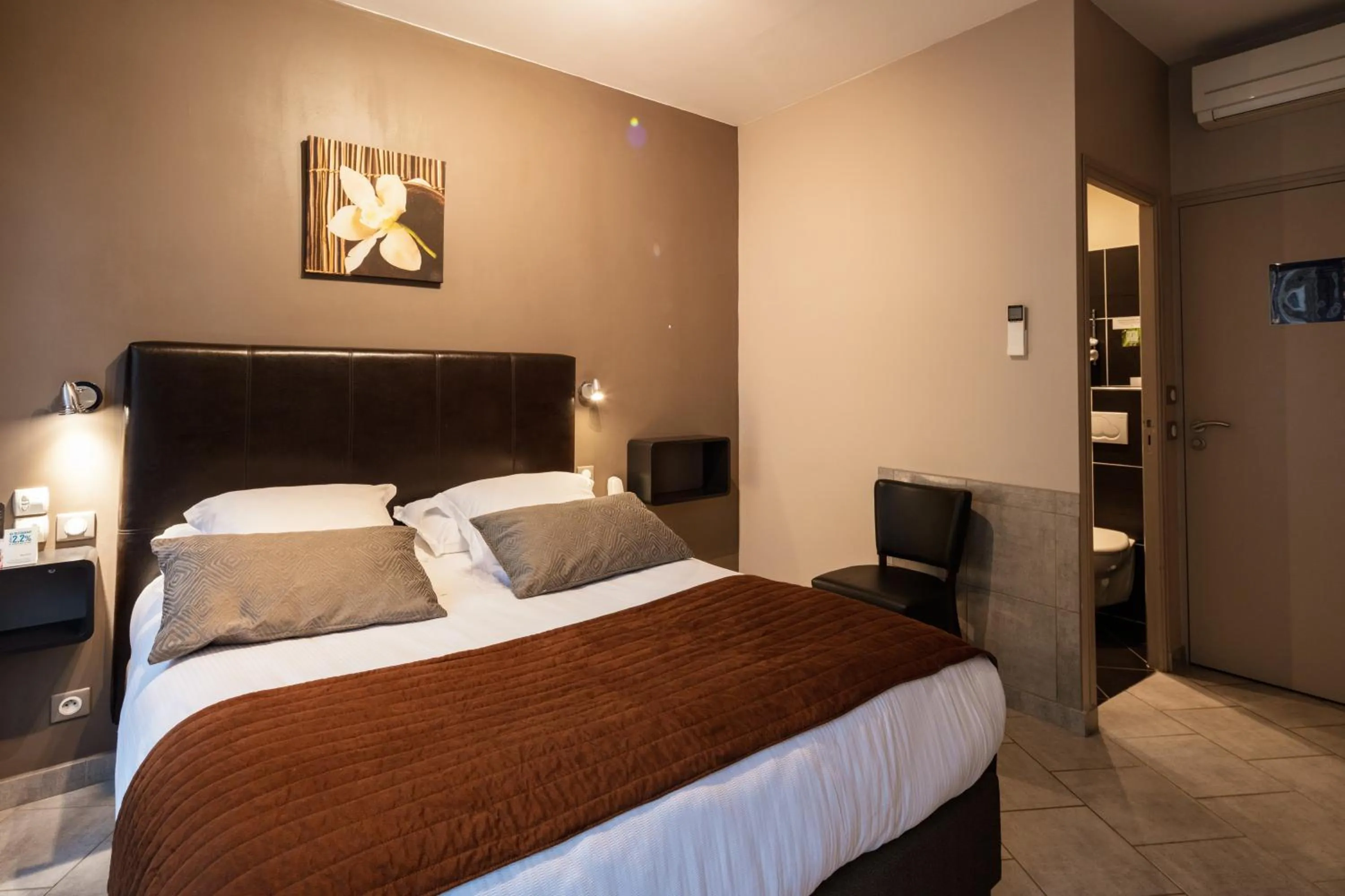 Bed in Logis Hôtel Restaurant de la Paix