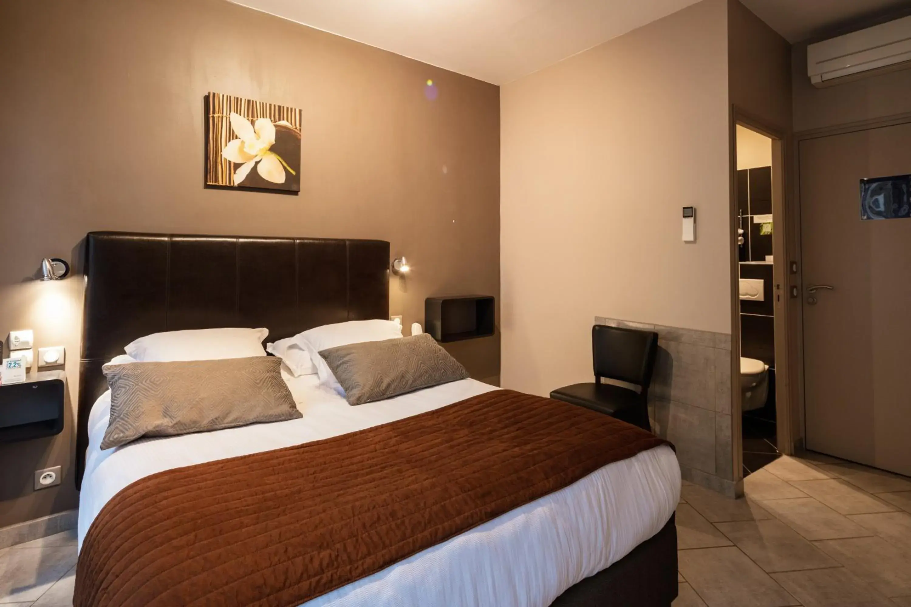 Double Room in Logis Hôtel Restaurant de la Paix Double Room in Logis Hôtel Restaurant de la Paix