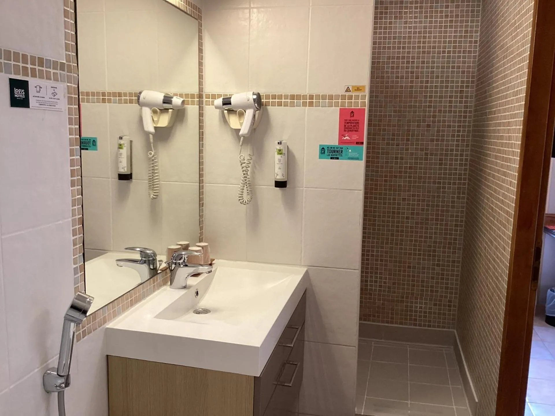 Bathroom in Logis Hôtel Restaurant de la Paix