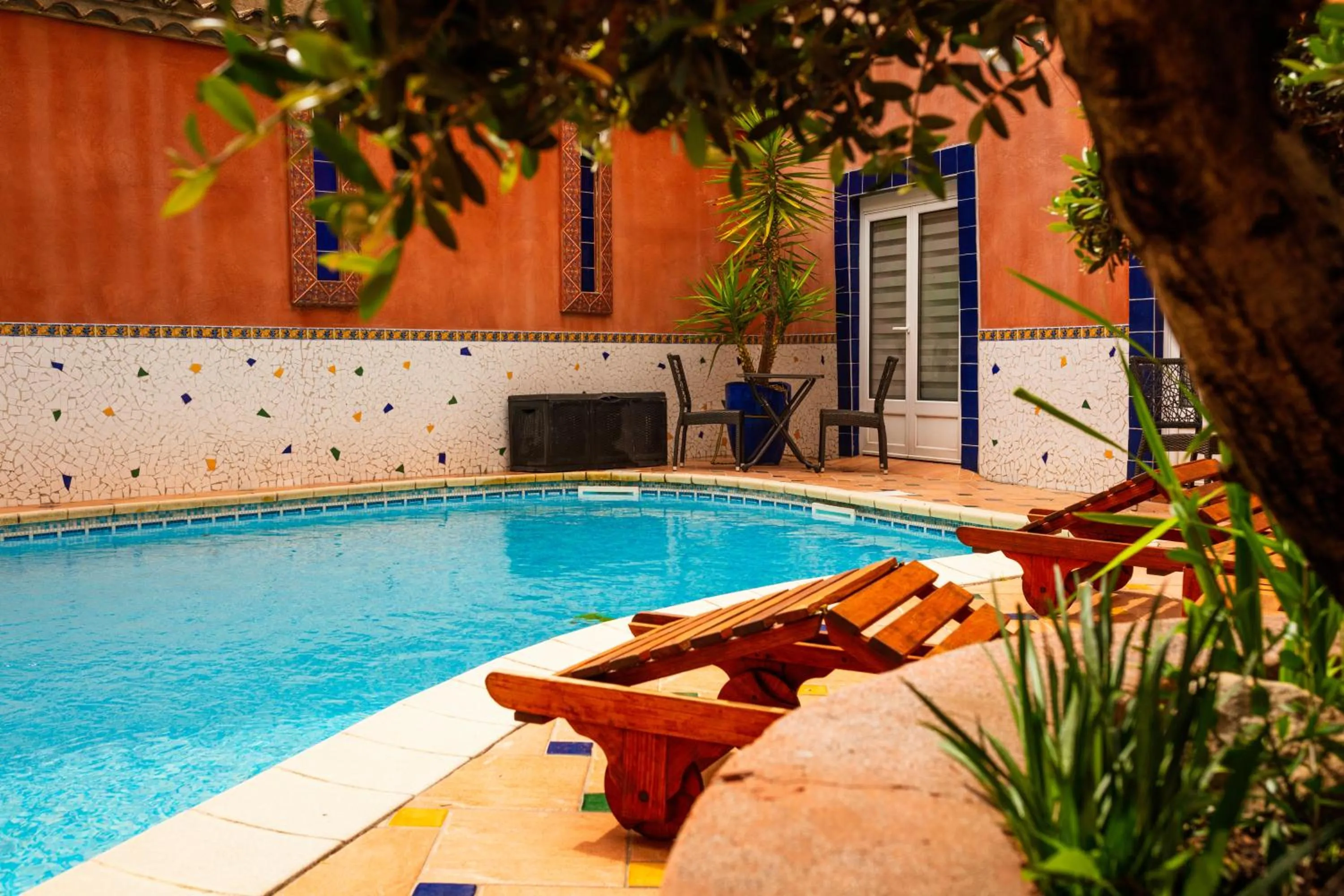 Swimming pool in Logis Hôtel Restaurant de la Paix