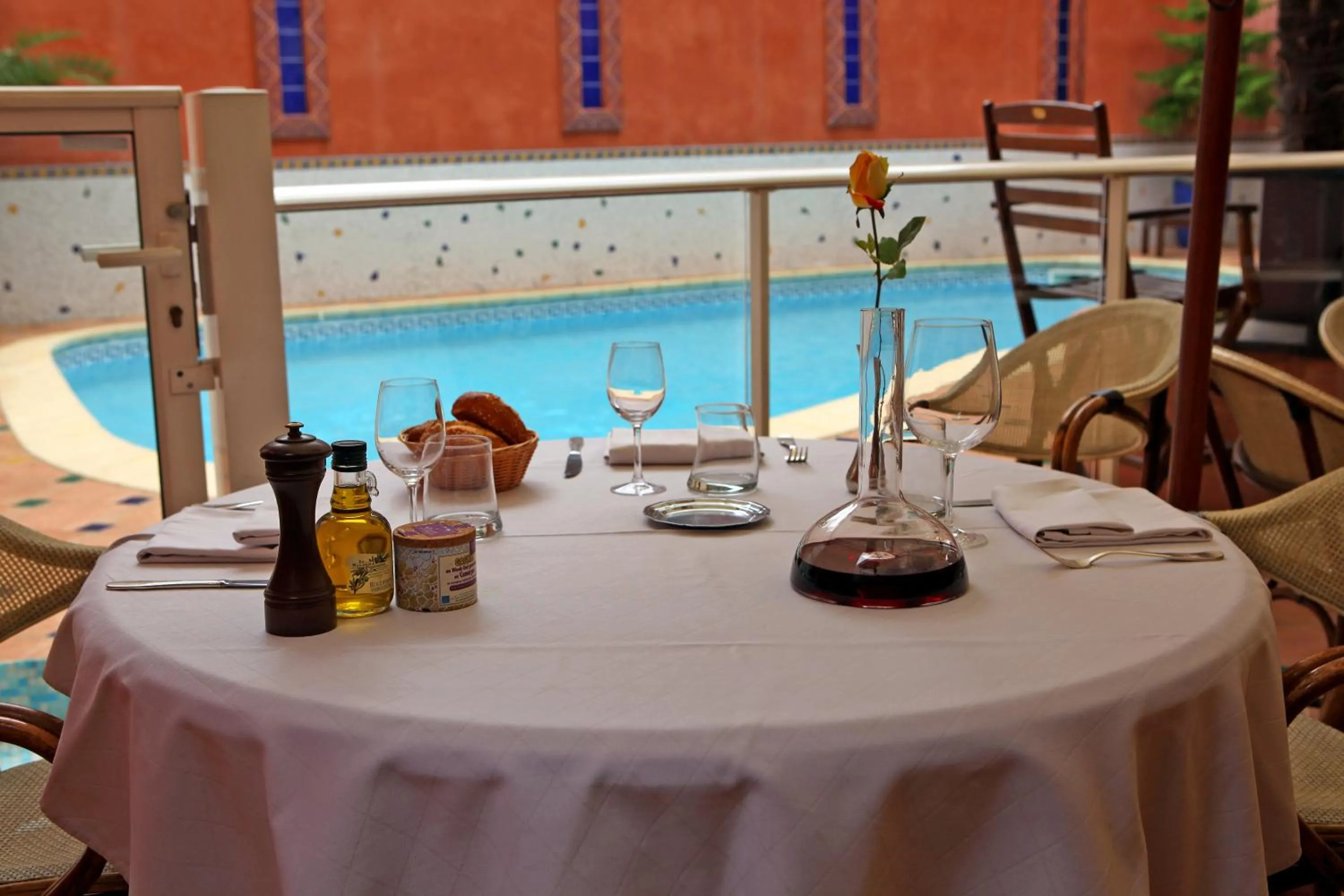 Pool view in Logis Hôtel Restaurant de la Paix