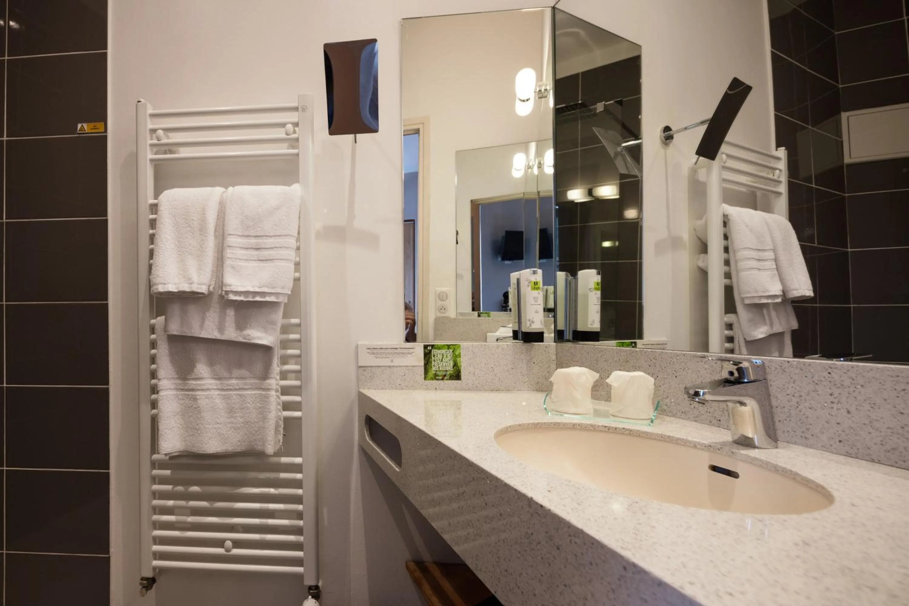 Bathroom in Logis Hôtel Restaurant de la Paix
