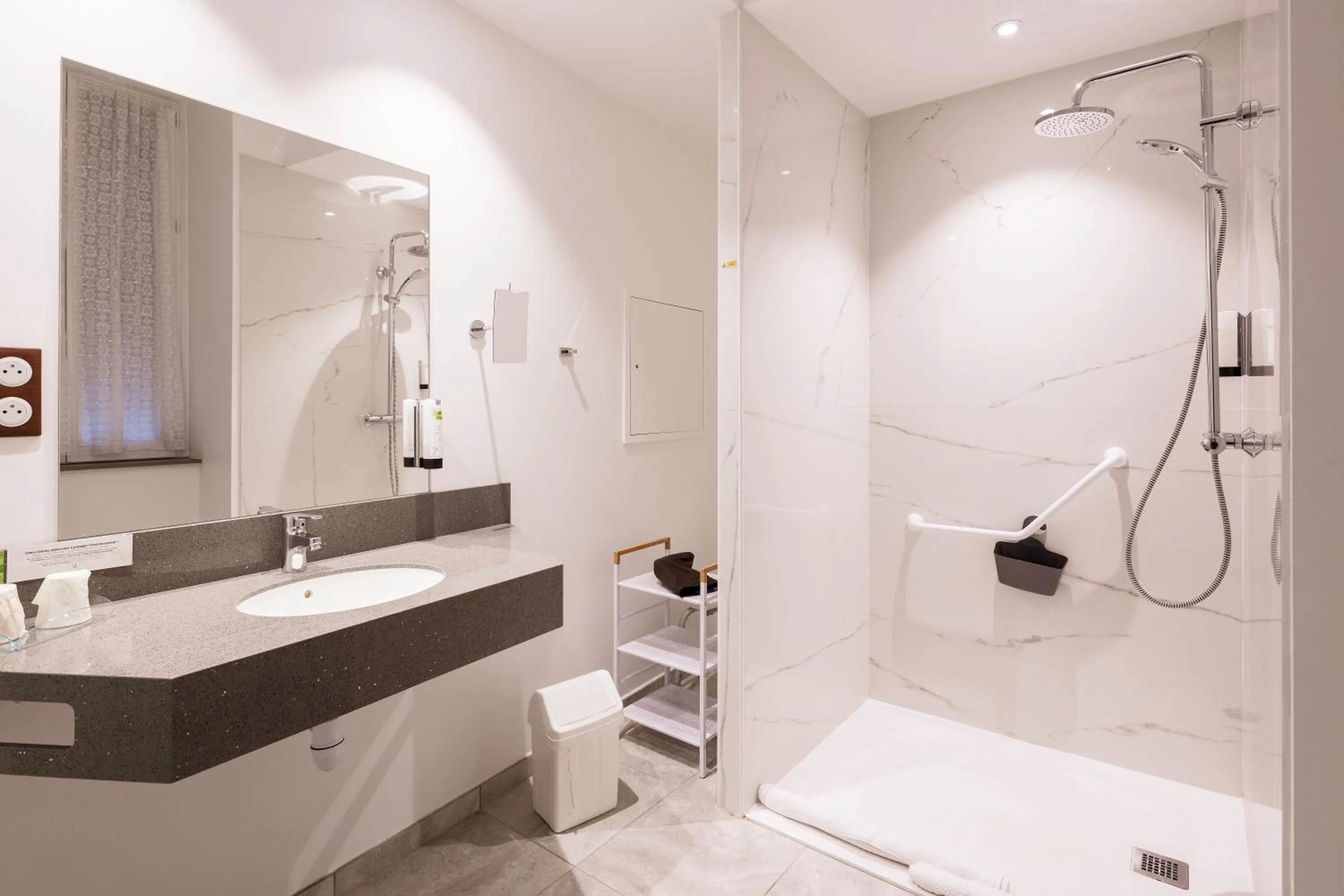 Bathroom in Logis Hôtel Restaurant de la Paix