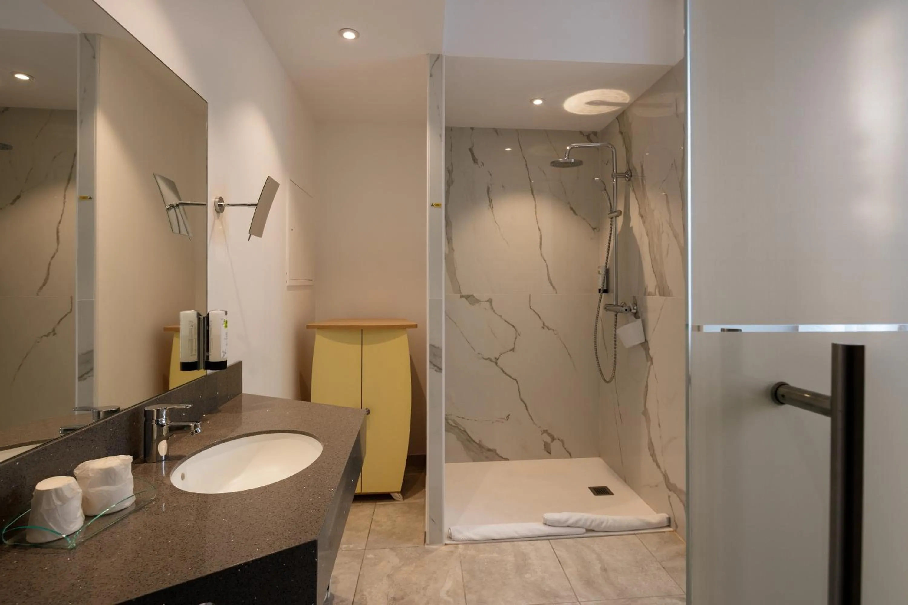 Bathroom in Logis Hôtel Restaurant de la Paix