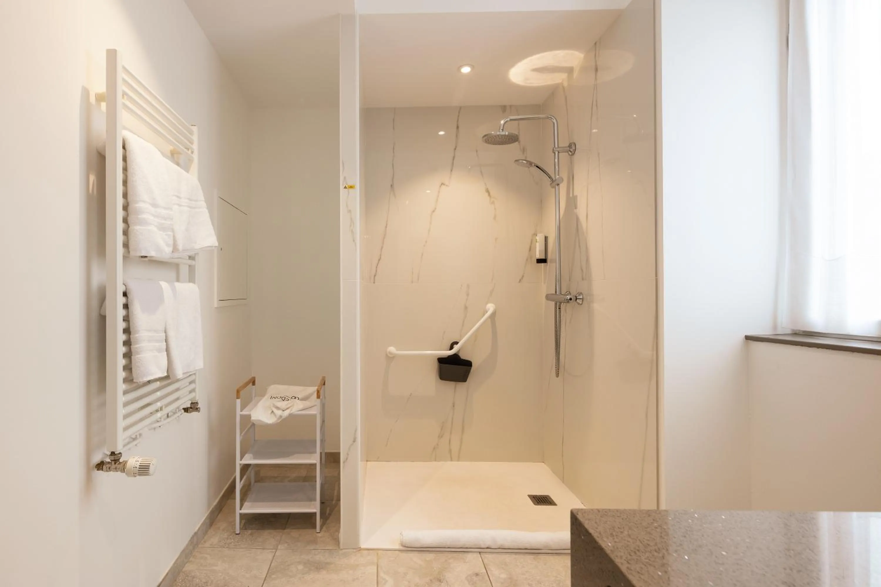 Shower in Logis Hôtel Restaurant de la Paix