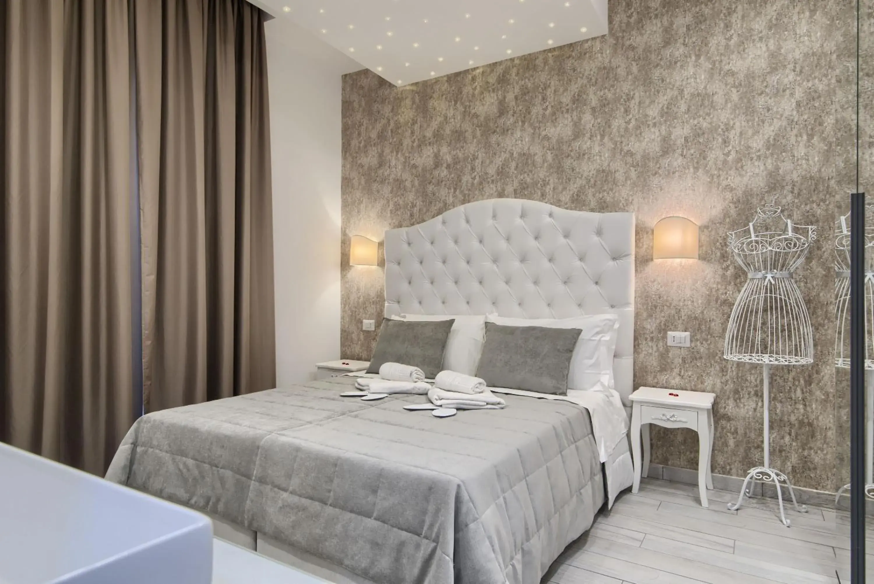 Bedroom, Bed in Relais Vatican Secret Bedroom, Bed in Relais Vatican Secret