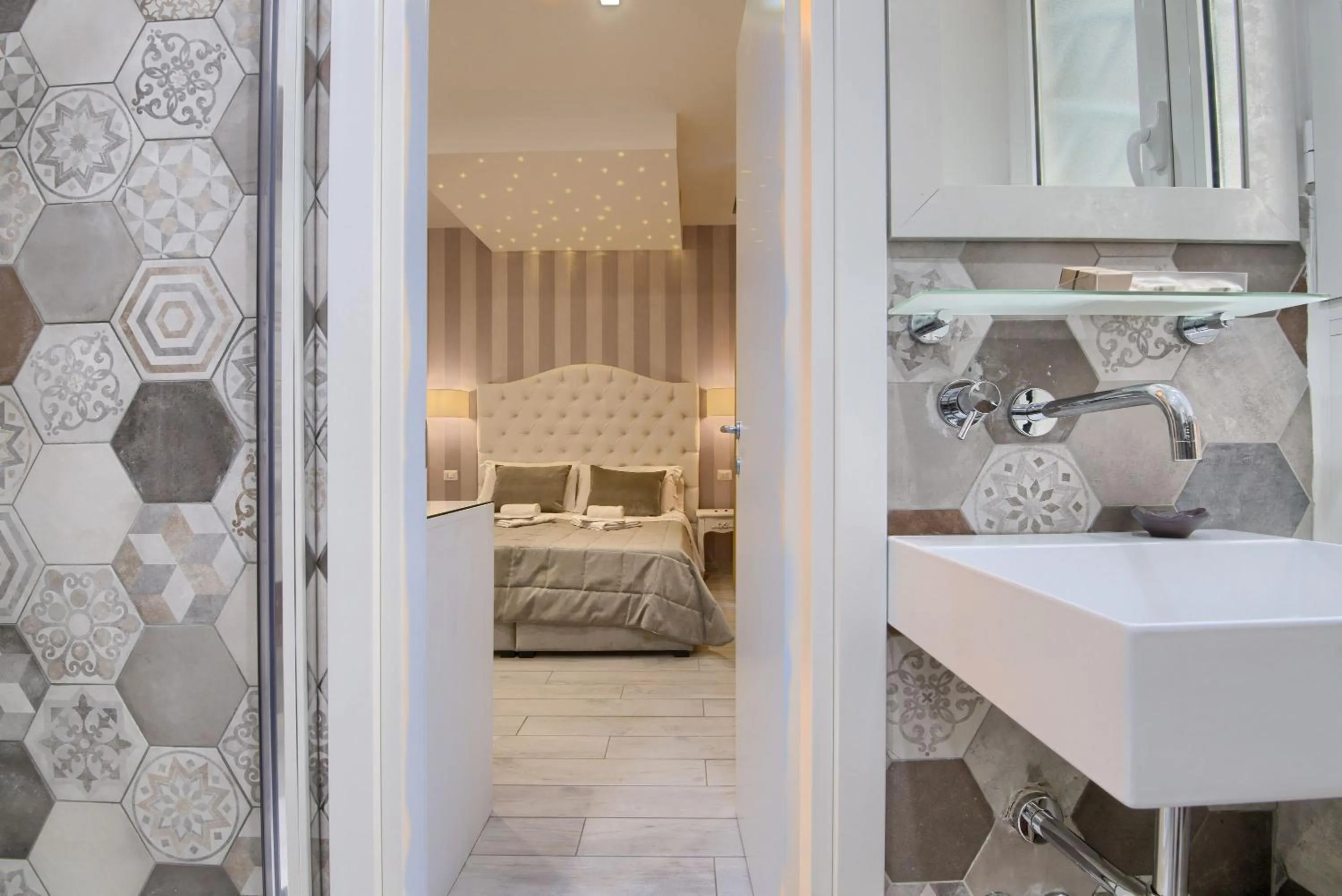 Bathroom, Bed in Relais Vatican Secret