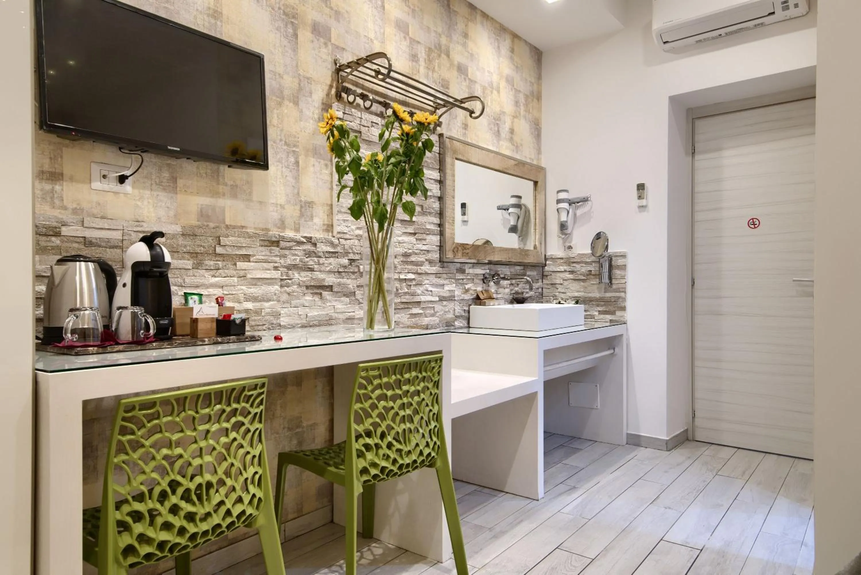 Coffee/tea facilities in Relais Vatican Secret