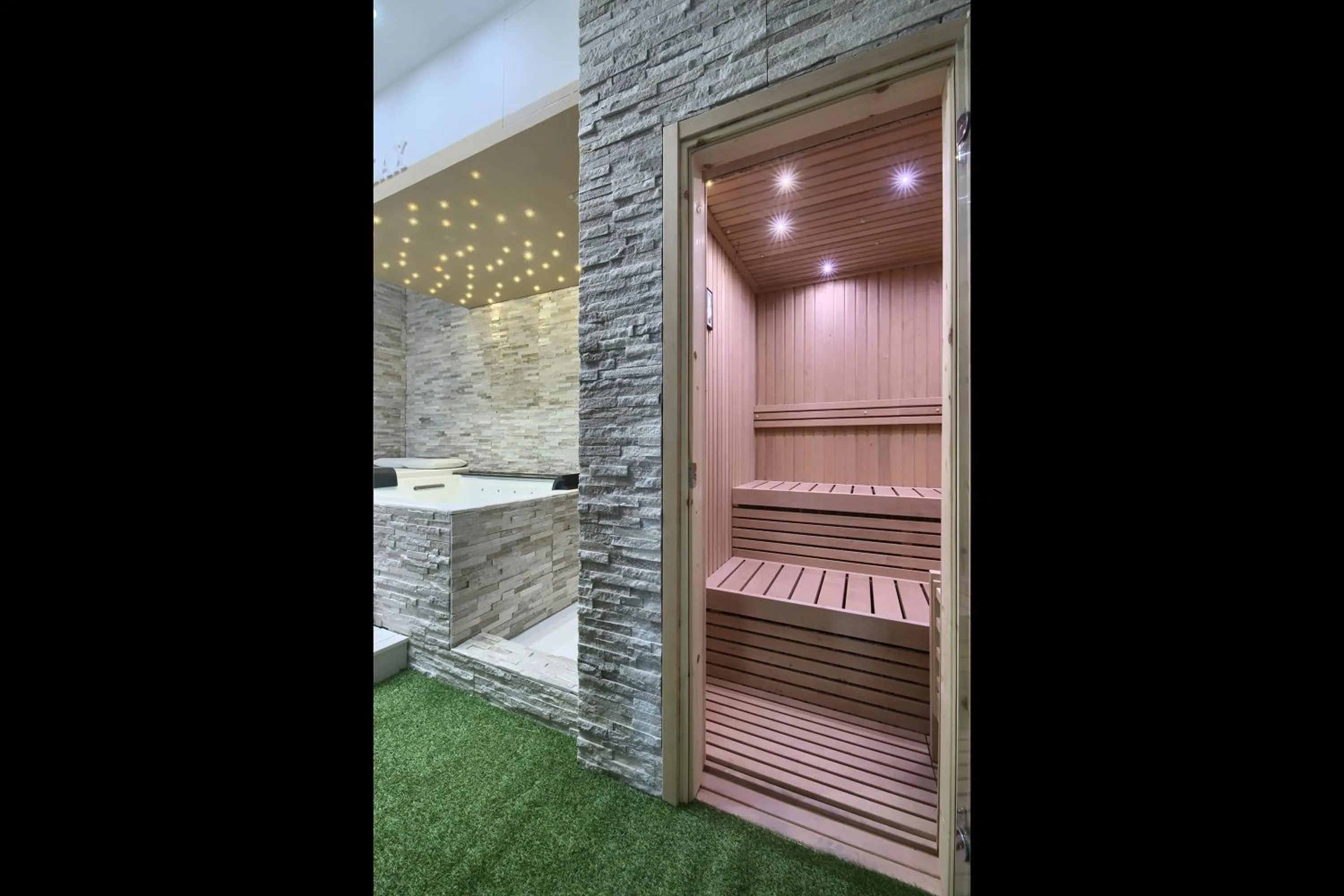 Hot Tub in Relais Vatican Secret