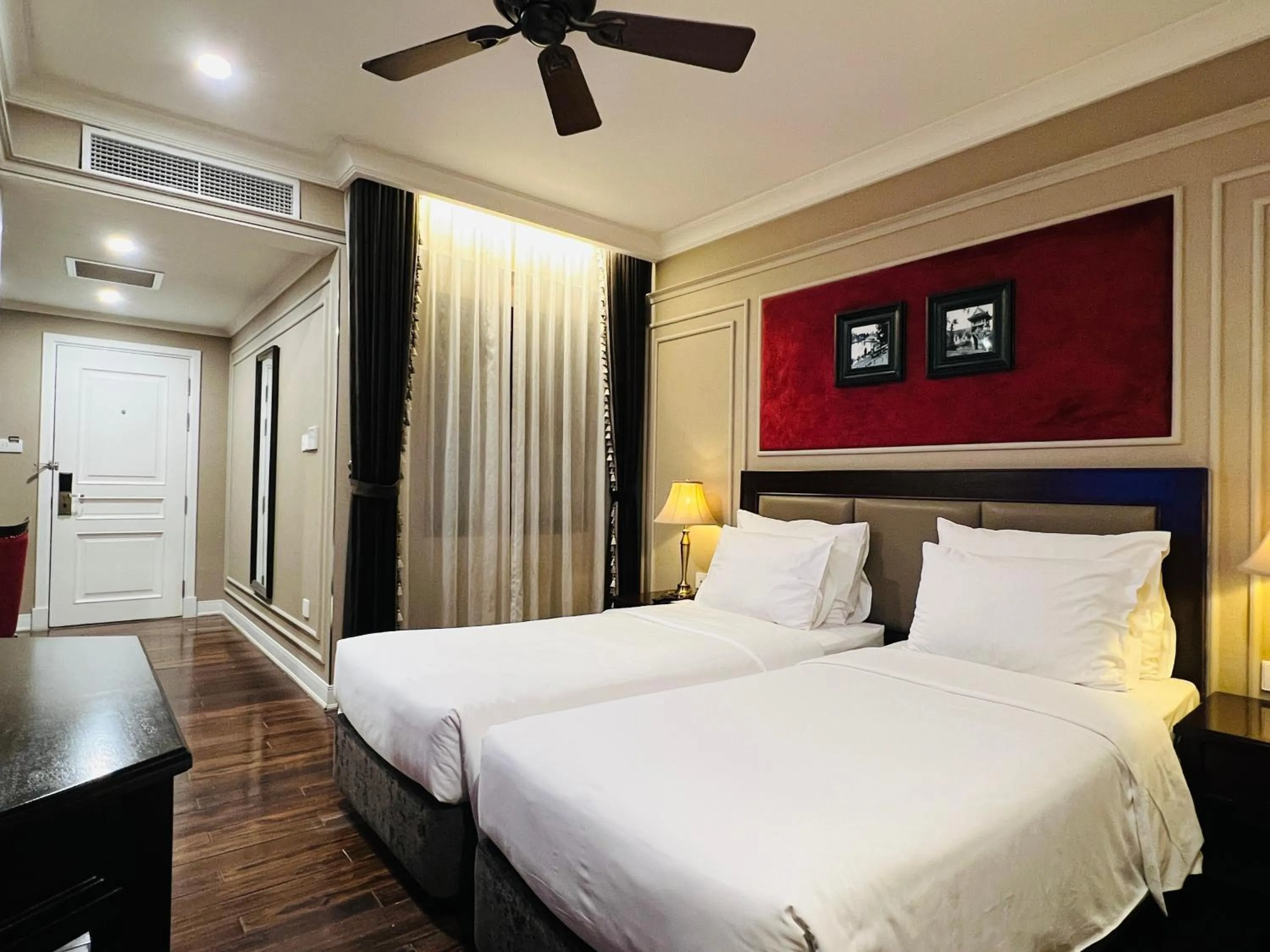 Photo of the whole room, Bed in Hotel du Monde