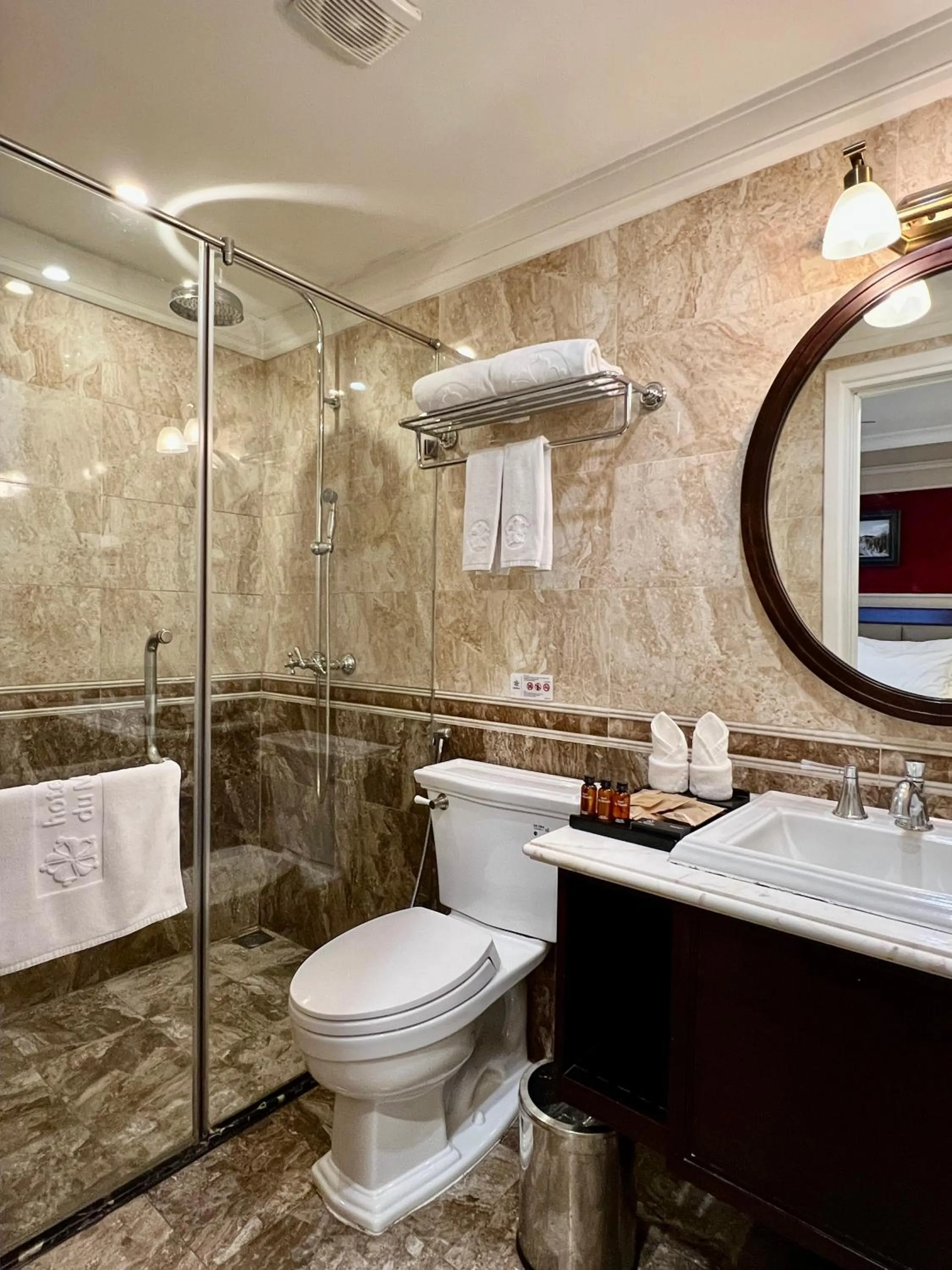 Bathroom in Hotel du Monde