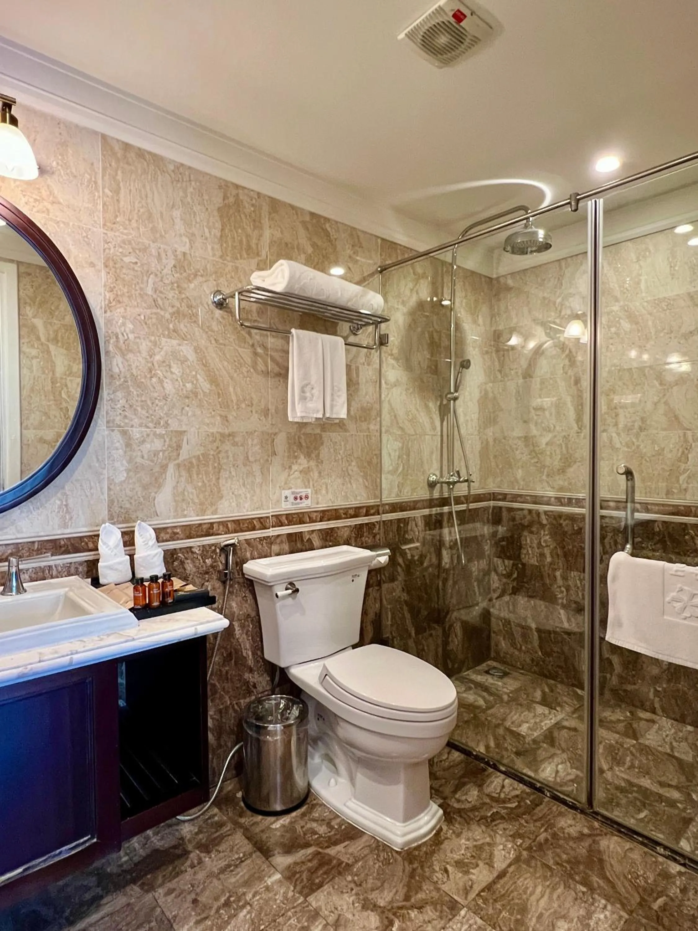 Bathroom in Hotel du Monde