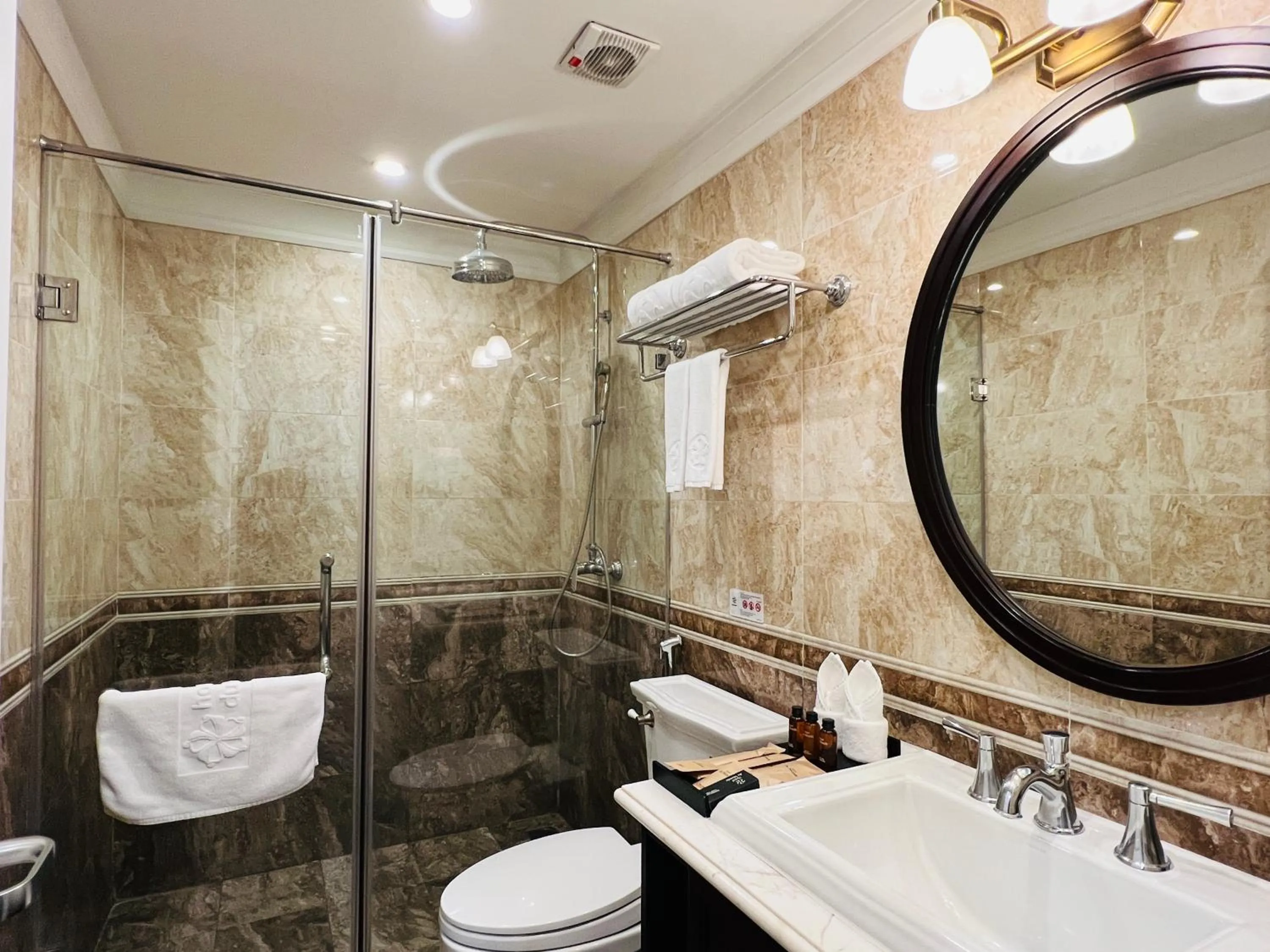 Bathroom in Hotel du Monde