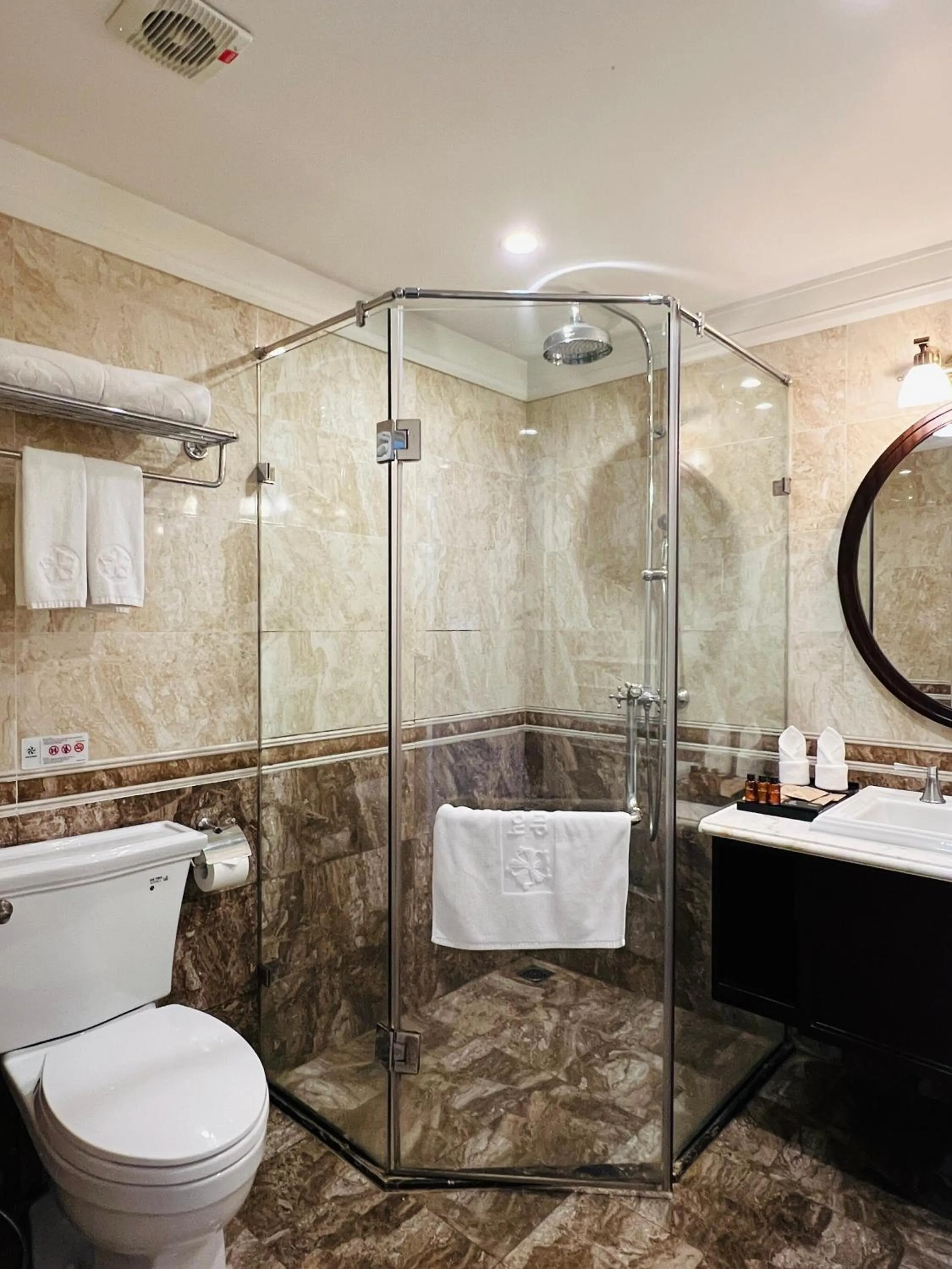 Bathroom in Hotel du Monde