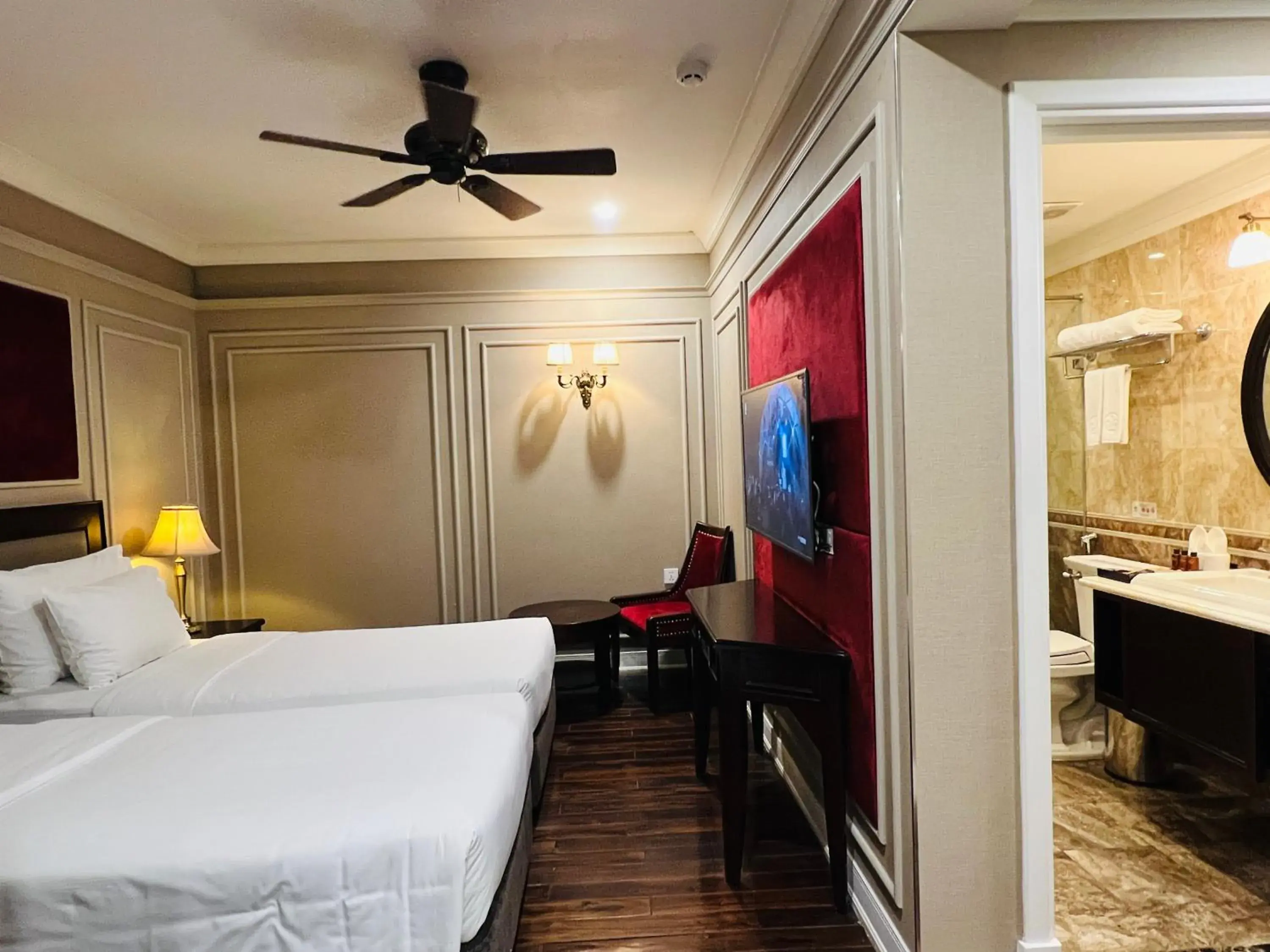 View (from property/room), Bed in Hotel du Monde View (from property/room), Bed in Hotel du Monde