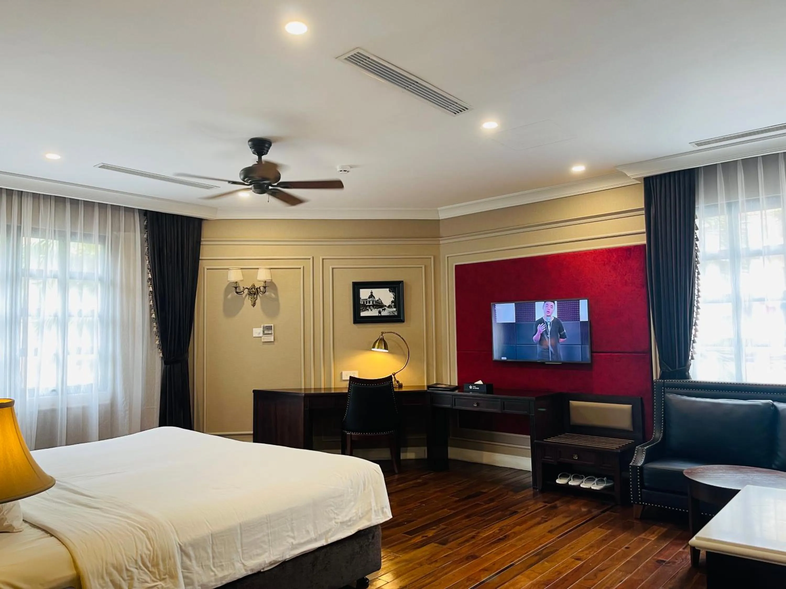 Photo of the whole room, Bed in Hotel du Monde