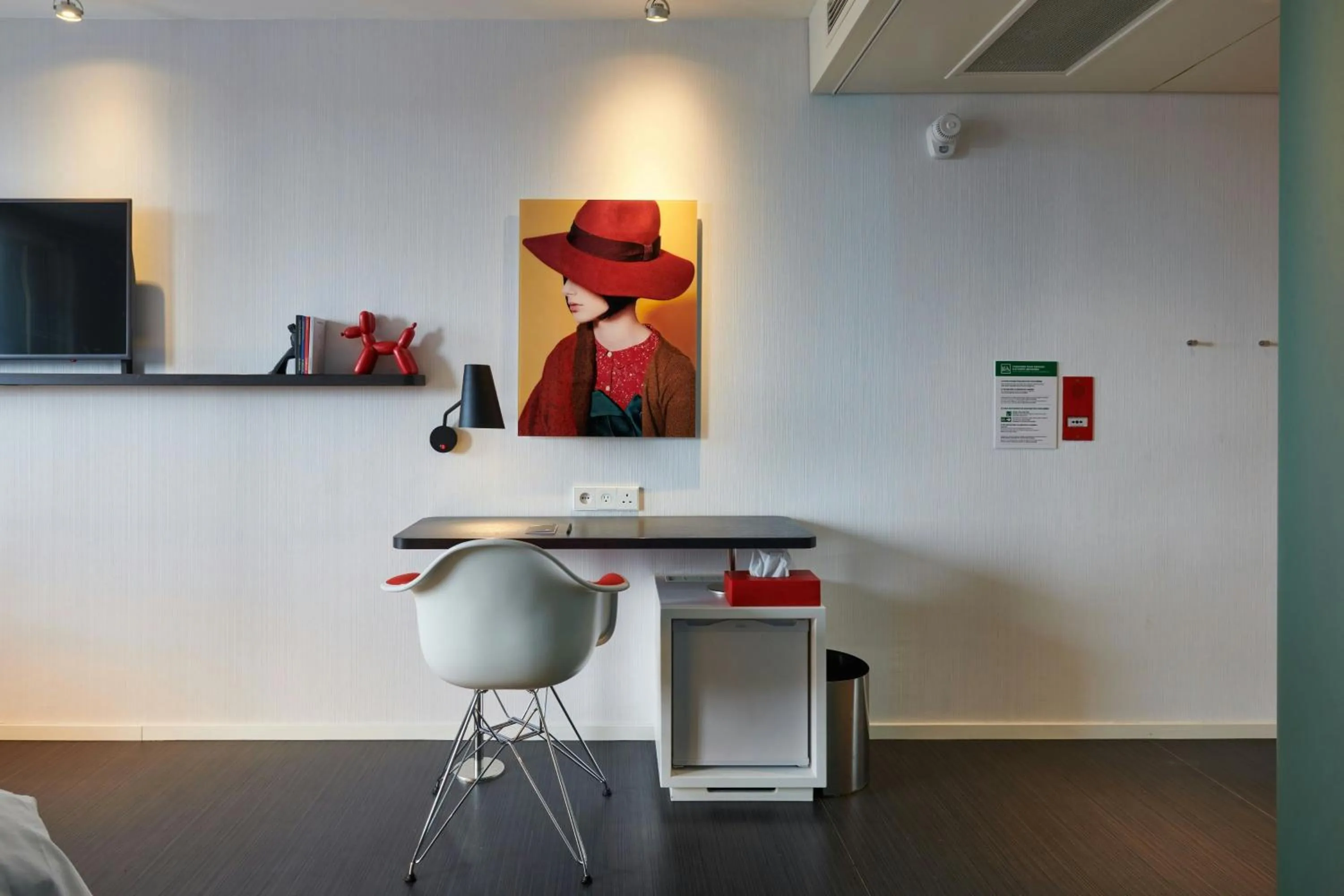 Bedroom in citizenM Paris Gare de Lyon