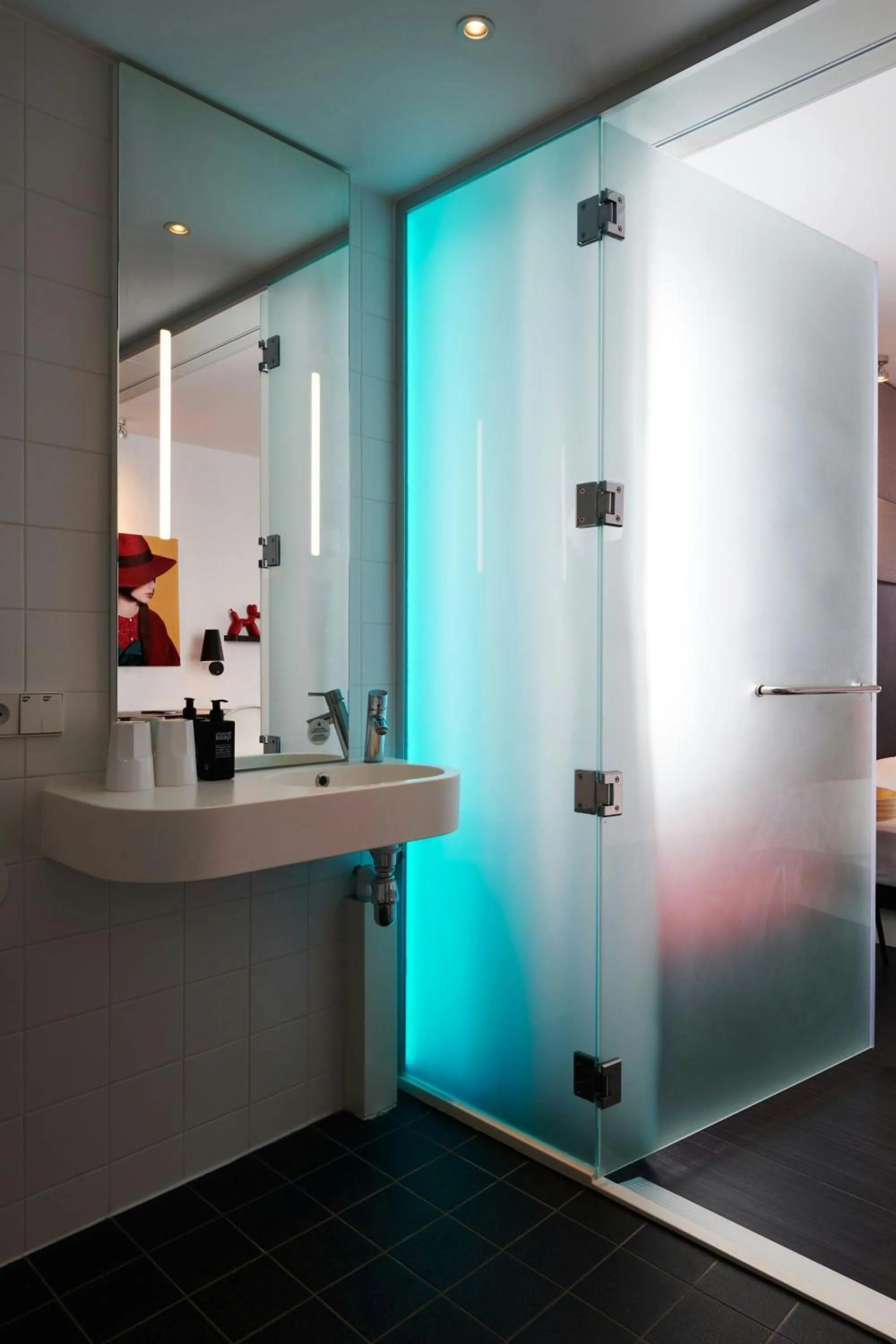 Bedroom in citizenM Paris Gare de Lyon