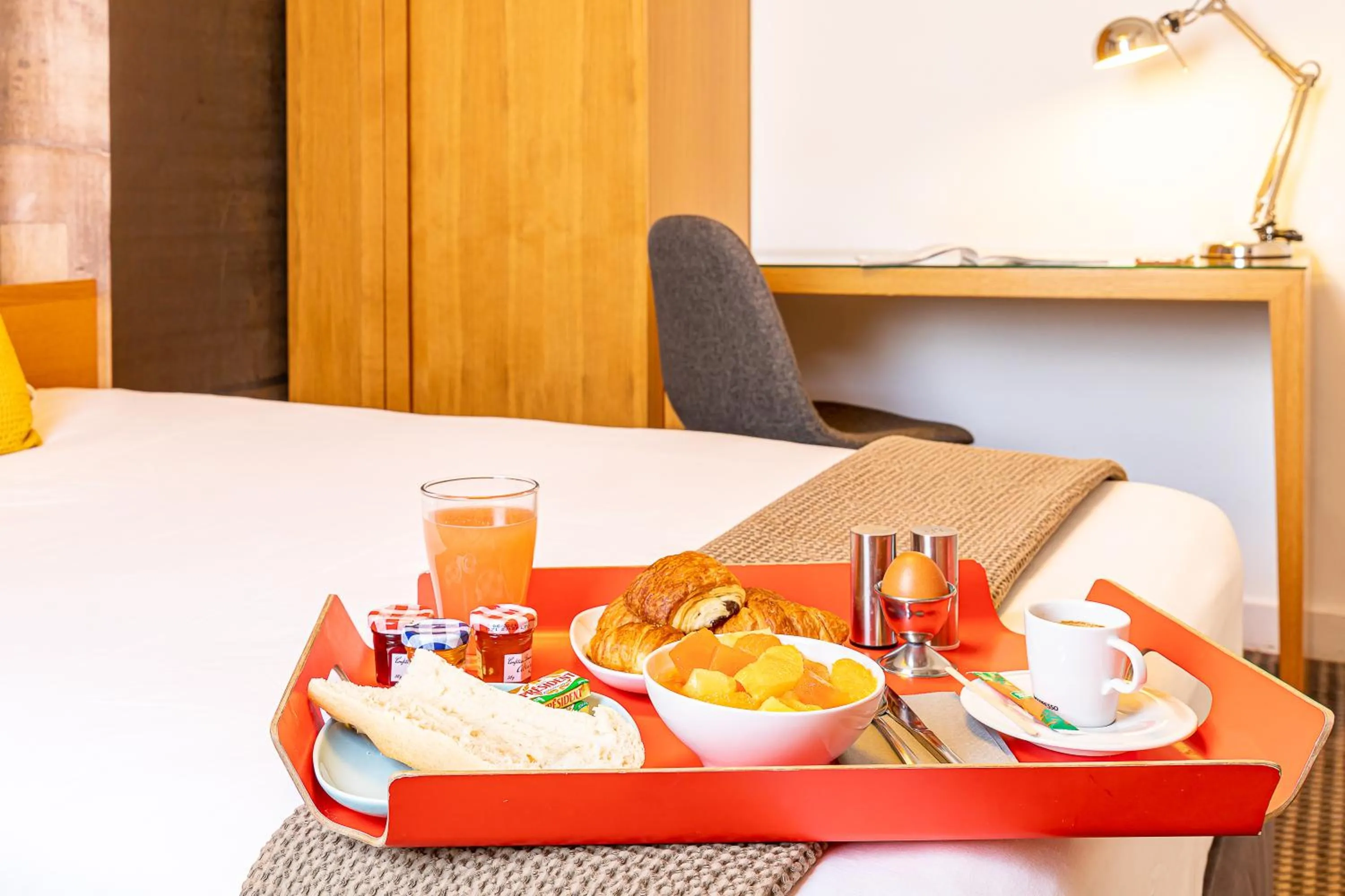 Continental breakfast in Le 20 Prieuré Hôtel