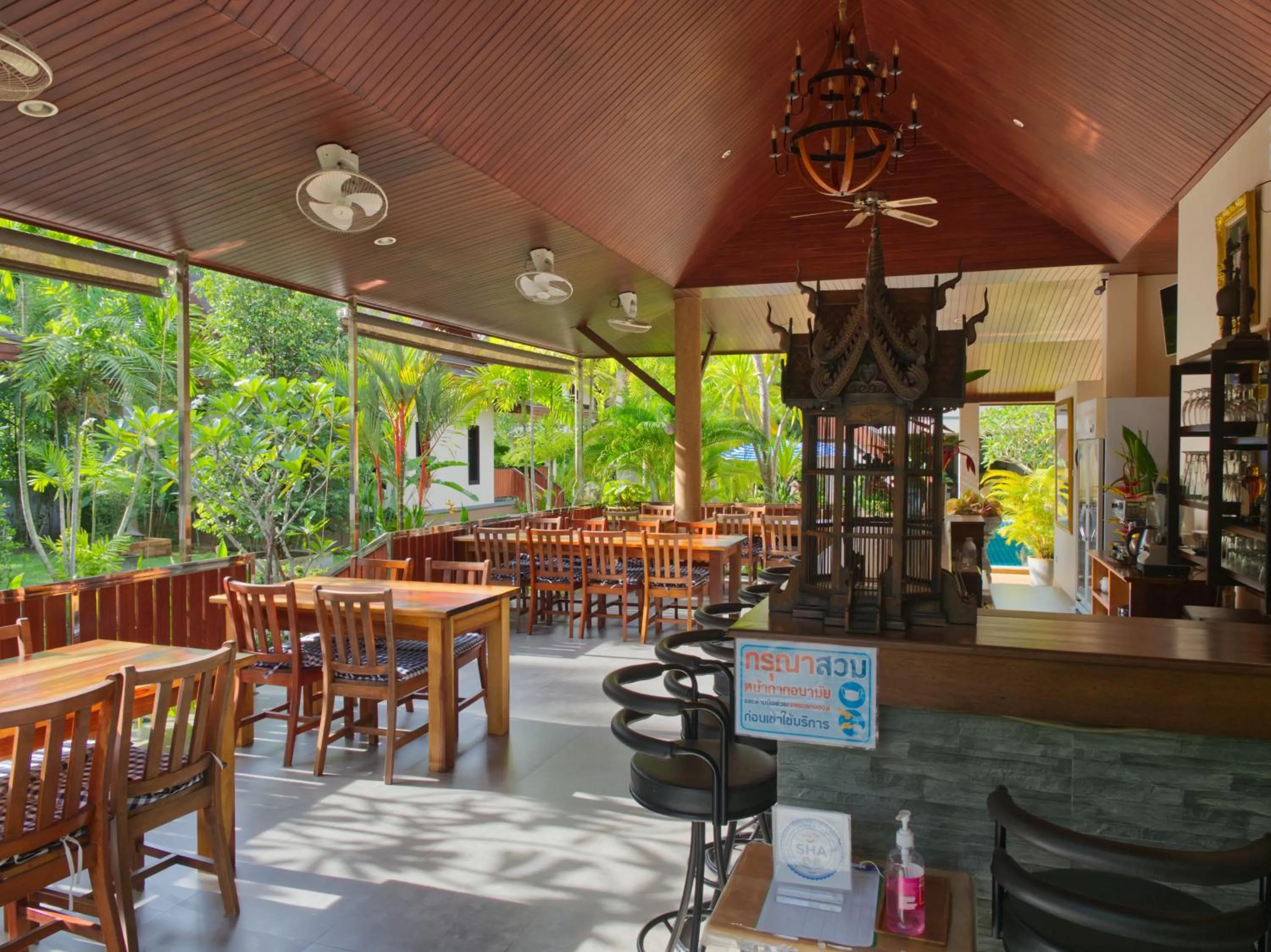 Restaurant/places to eat in Chanapha Residence