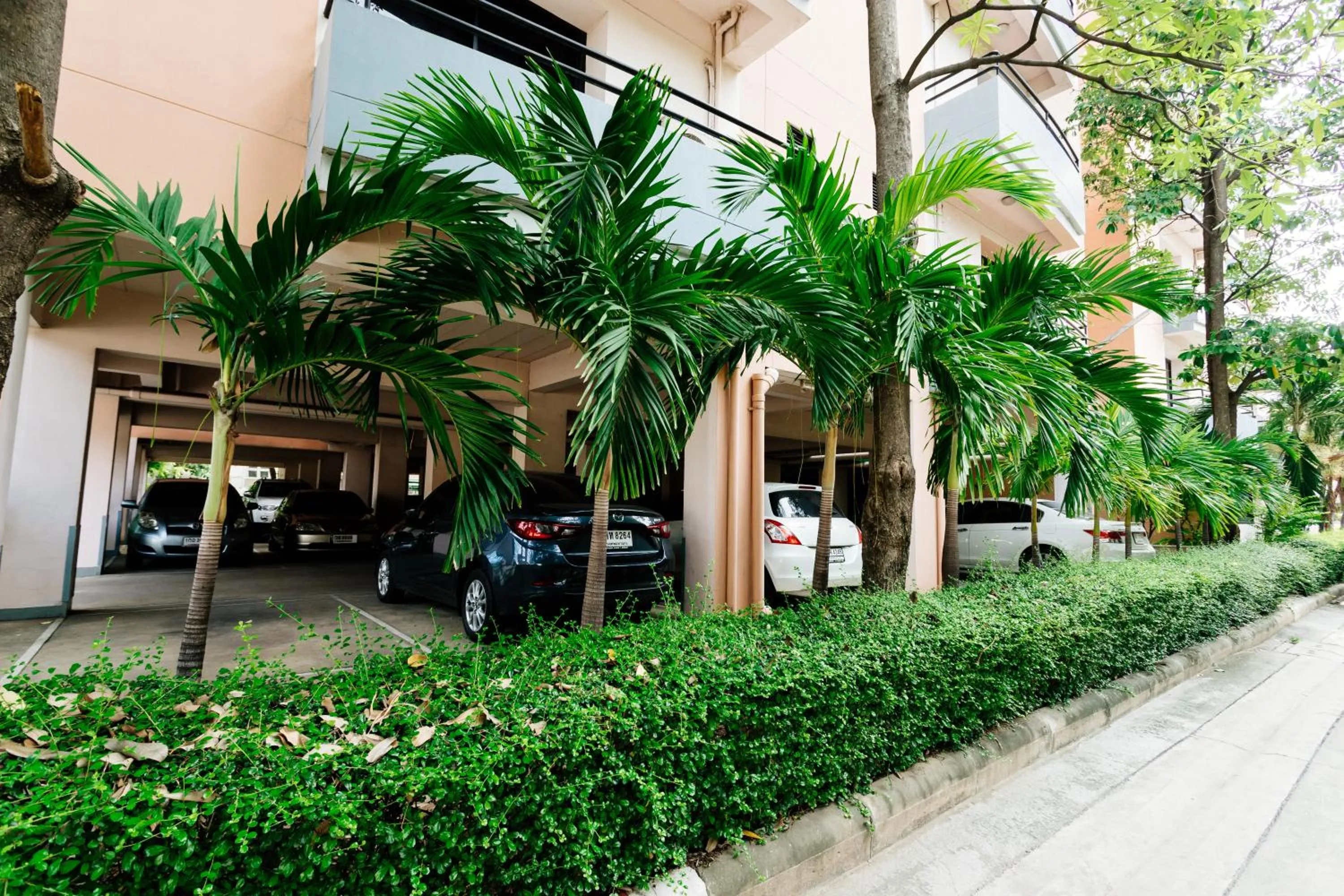 Parking in Grand Residence Ngamwongwan 19