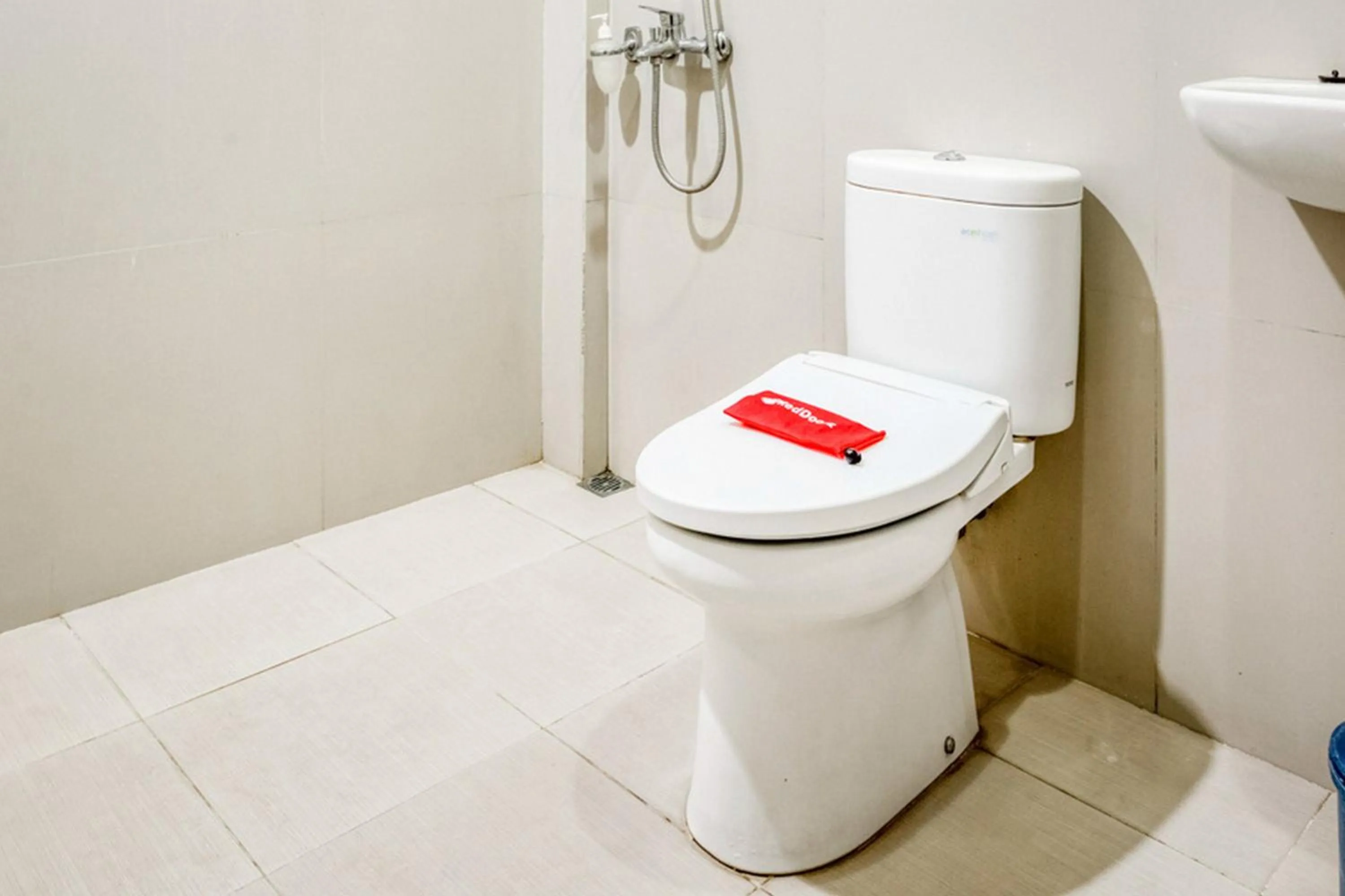 Bathroom in RedDoorz Syariah @ Jalan Simpang Gajayana