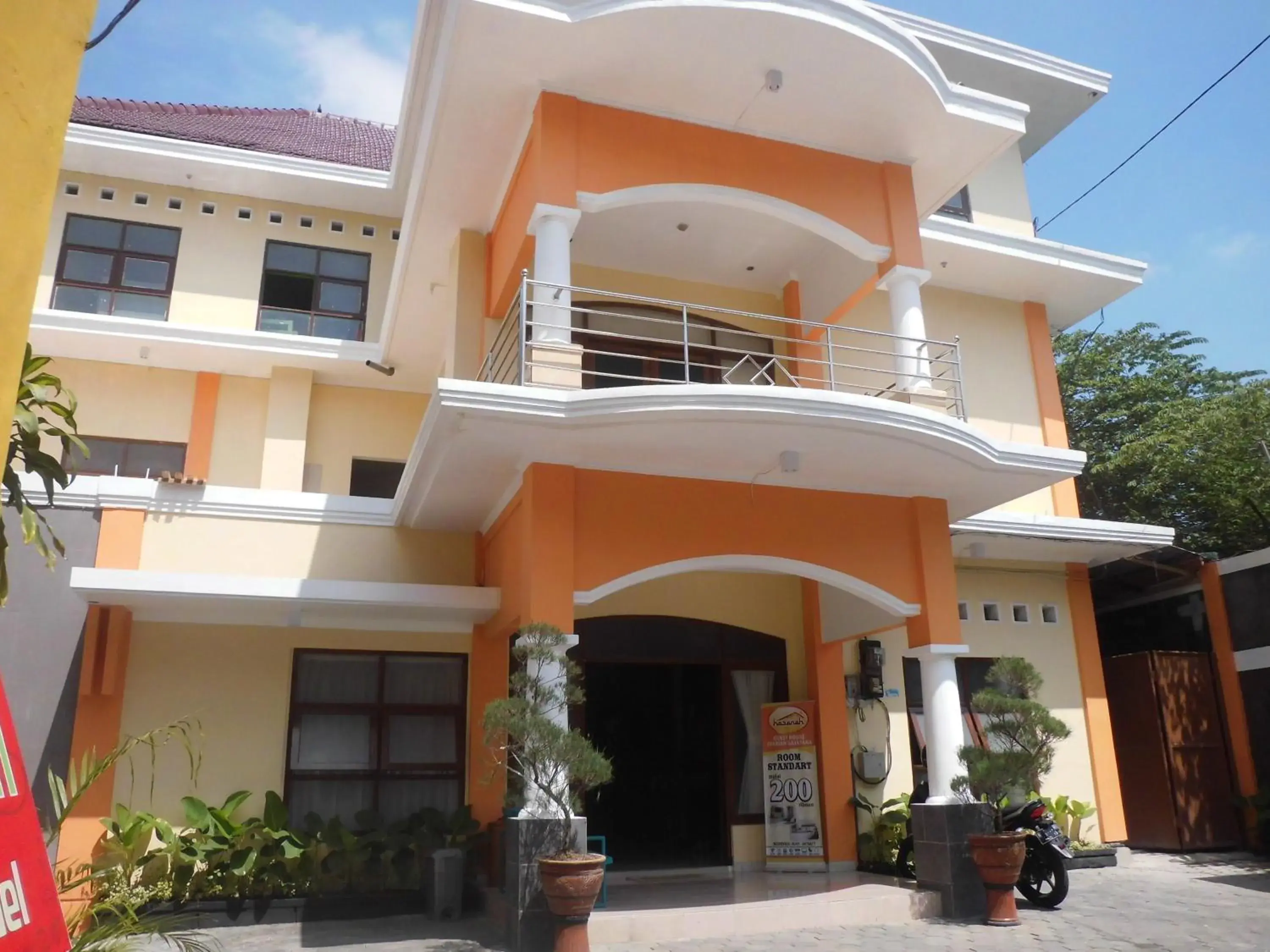 Facade/entrance in RedDoorz Syariah @ Jalan Simpang Gajayana Facade/entrance in RedDoorz Syariah @ Jalan Simpang Gajayana