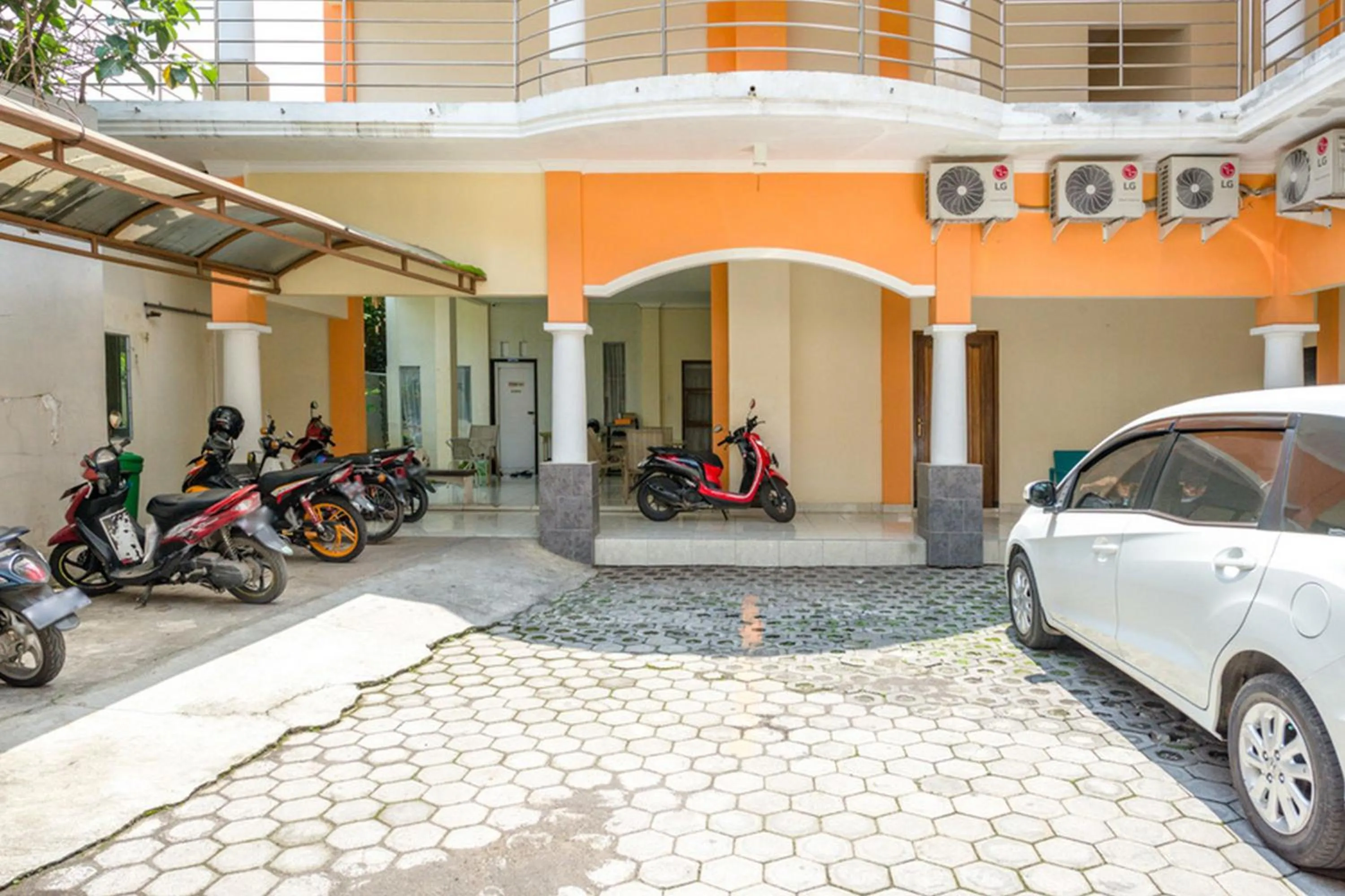 Property logo or sign in RedDoorz Syariah @ Jalan Simpang Gajayana