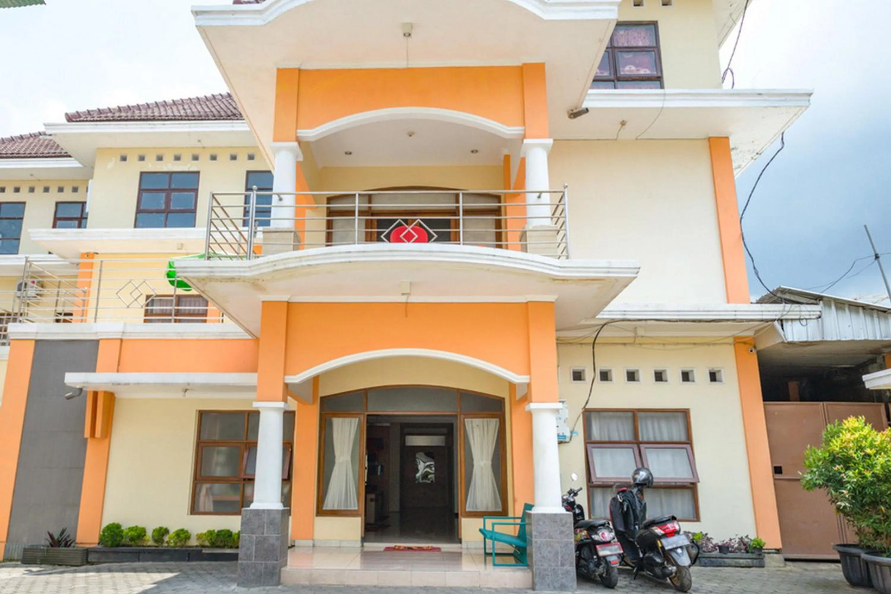 Property logo or sign in RedDoorz Syariah @ Jalan Simpang Gajayana