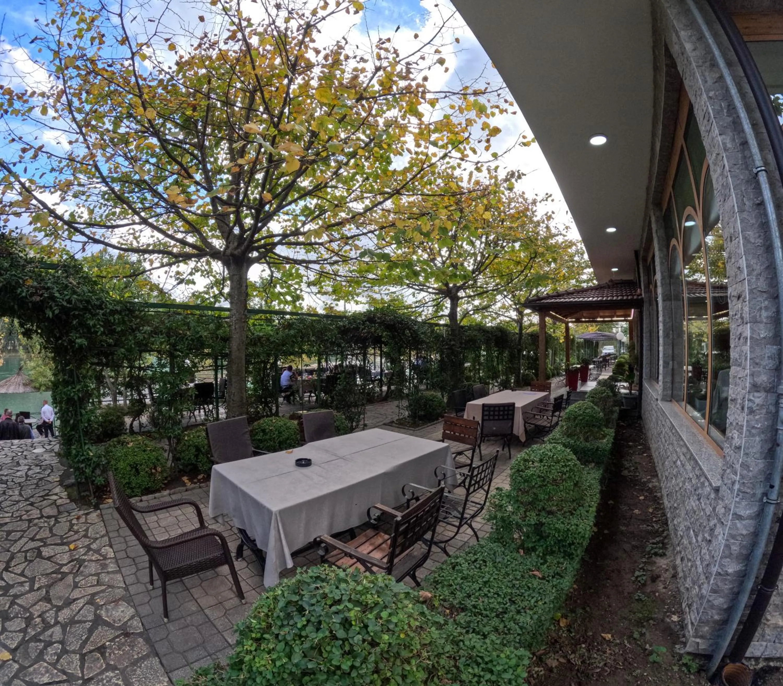 Restaurant/places to eat in Buna Park Hotel