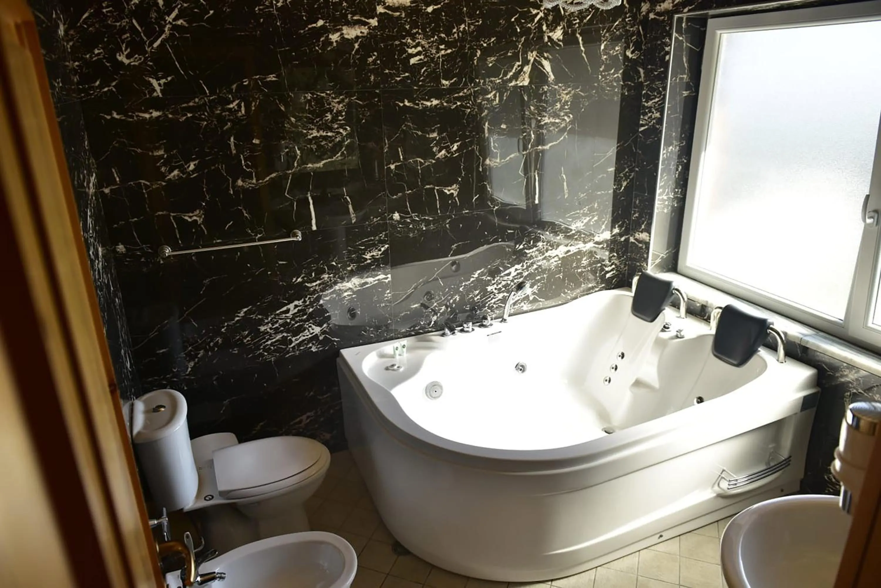 Hot Tub in Buna Park Hotel