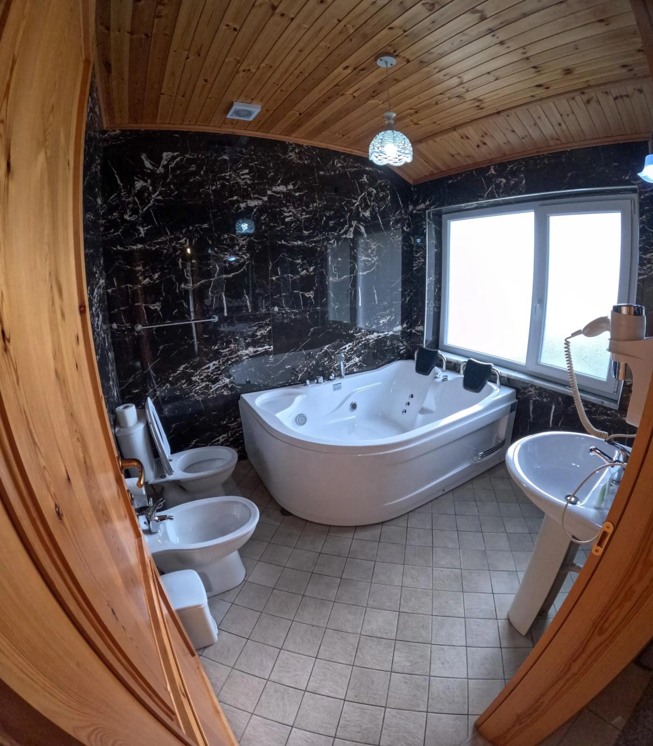 Hot Tub in Buna Park Hotel