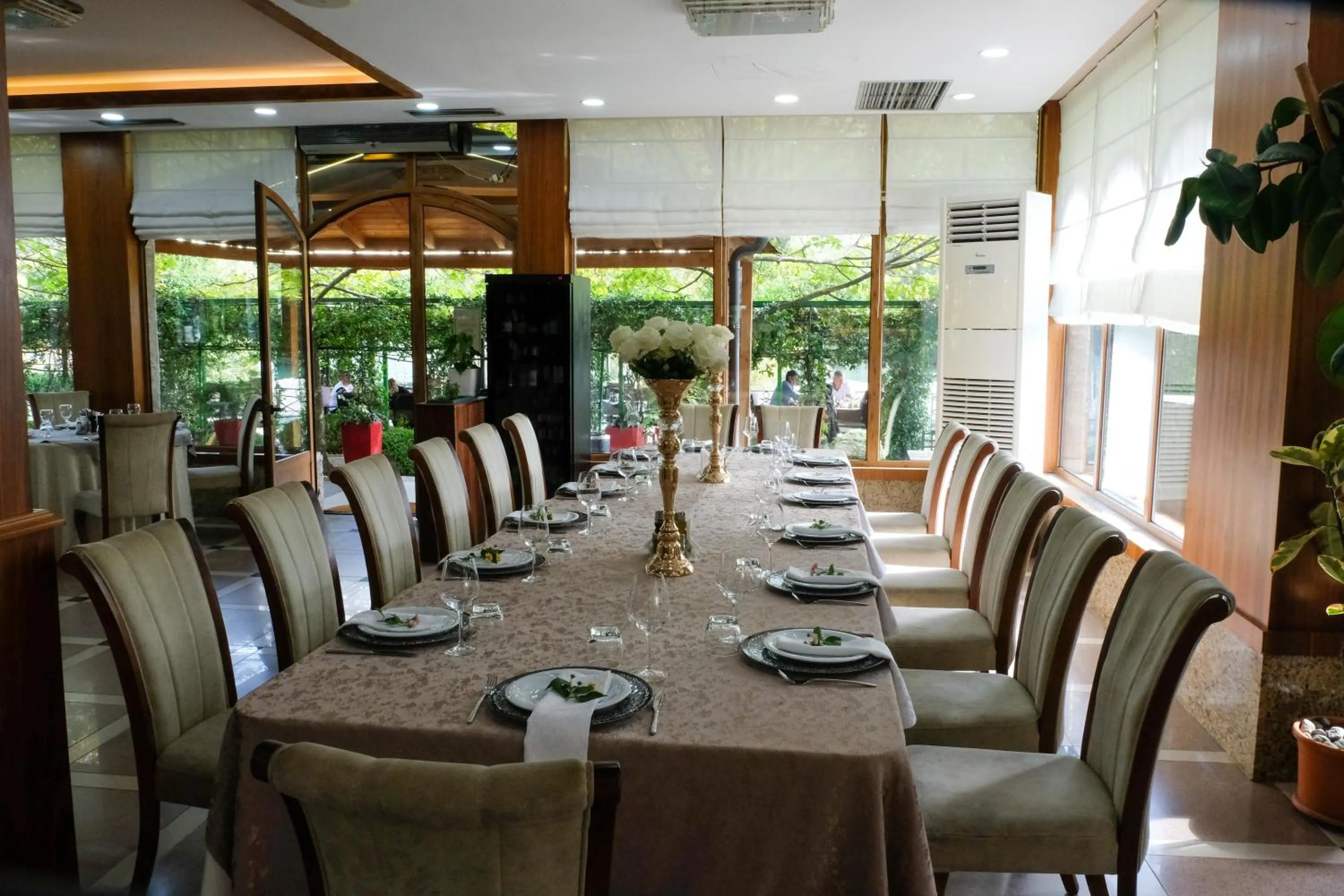 Restaurant/places to eat in Buna Park Hotel