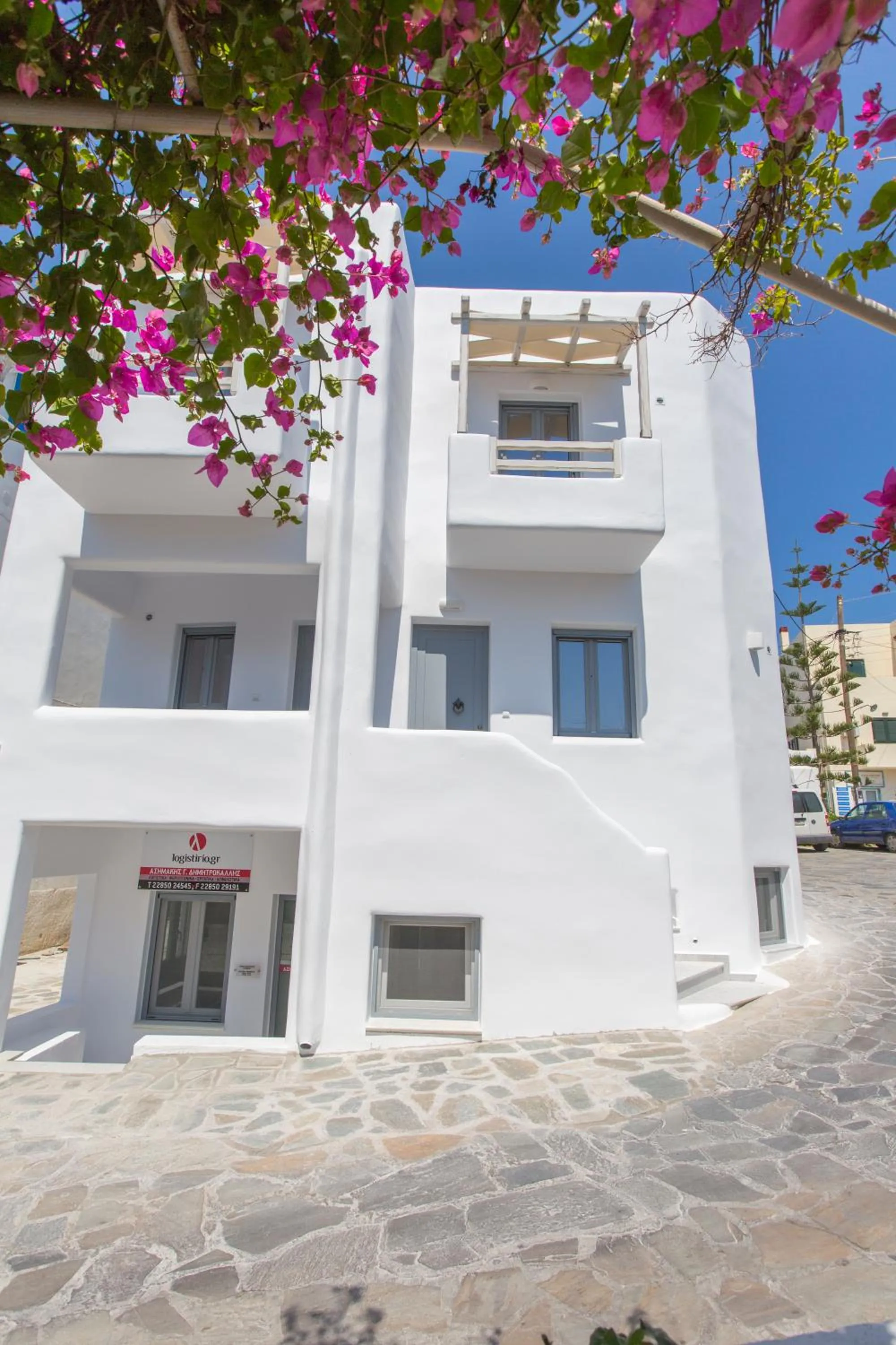 Facade/entrance in Emery Hotel