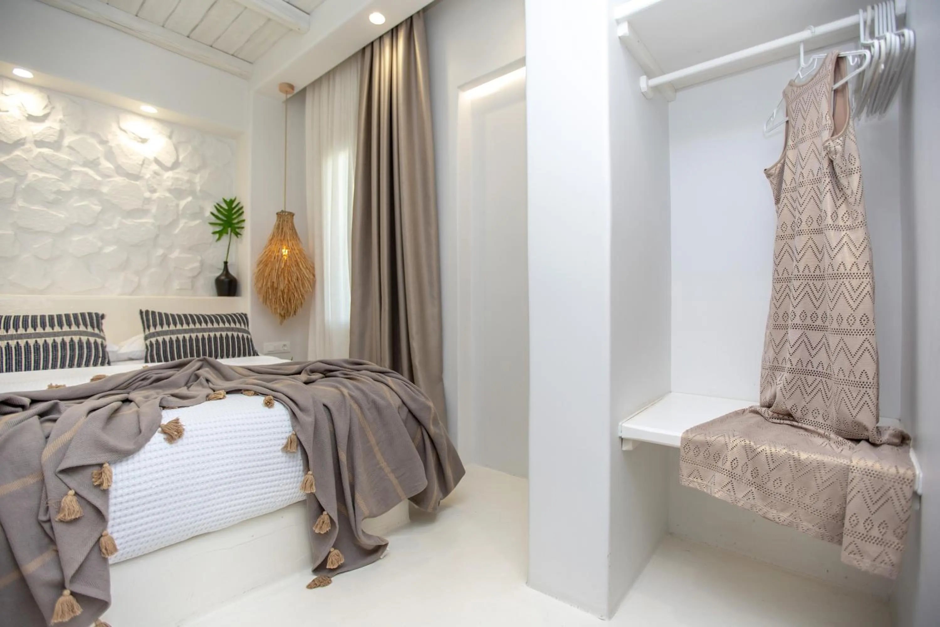 Bedroom, Bed in Emery Hotel