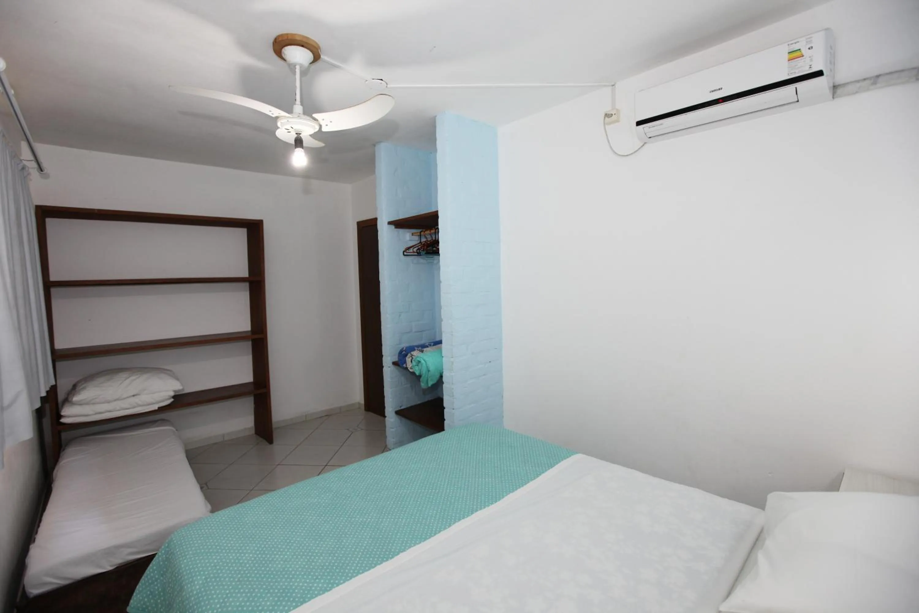 Photo of the whole room, Bed in Pousada Hibisco