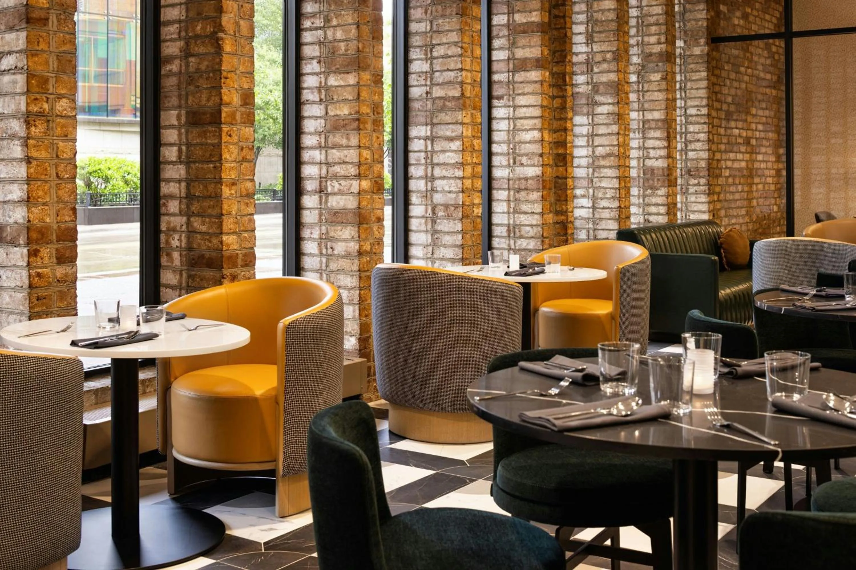 Restaurant/places to eat in Sheraton Minneapolis Downtown Convention Center