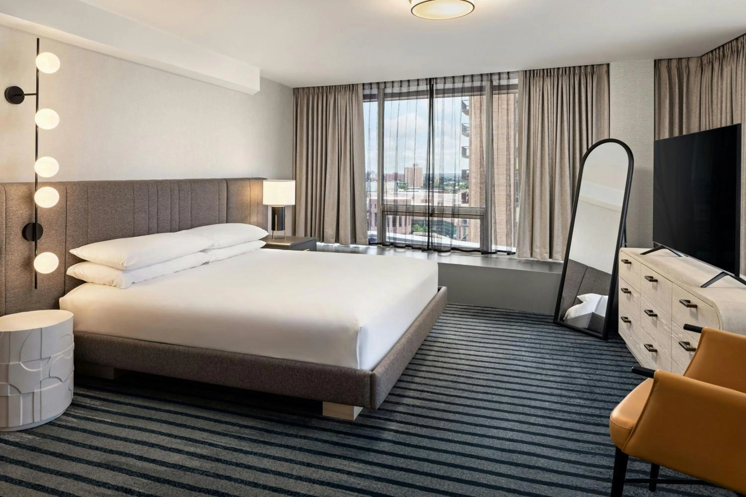 Bedroom, Bed in Sheraton Minneapolis Downtown Convention Center