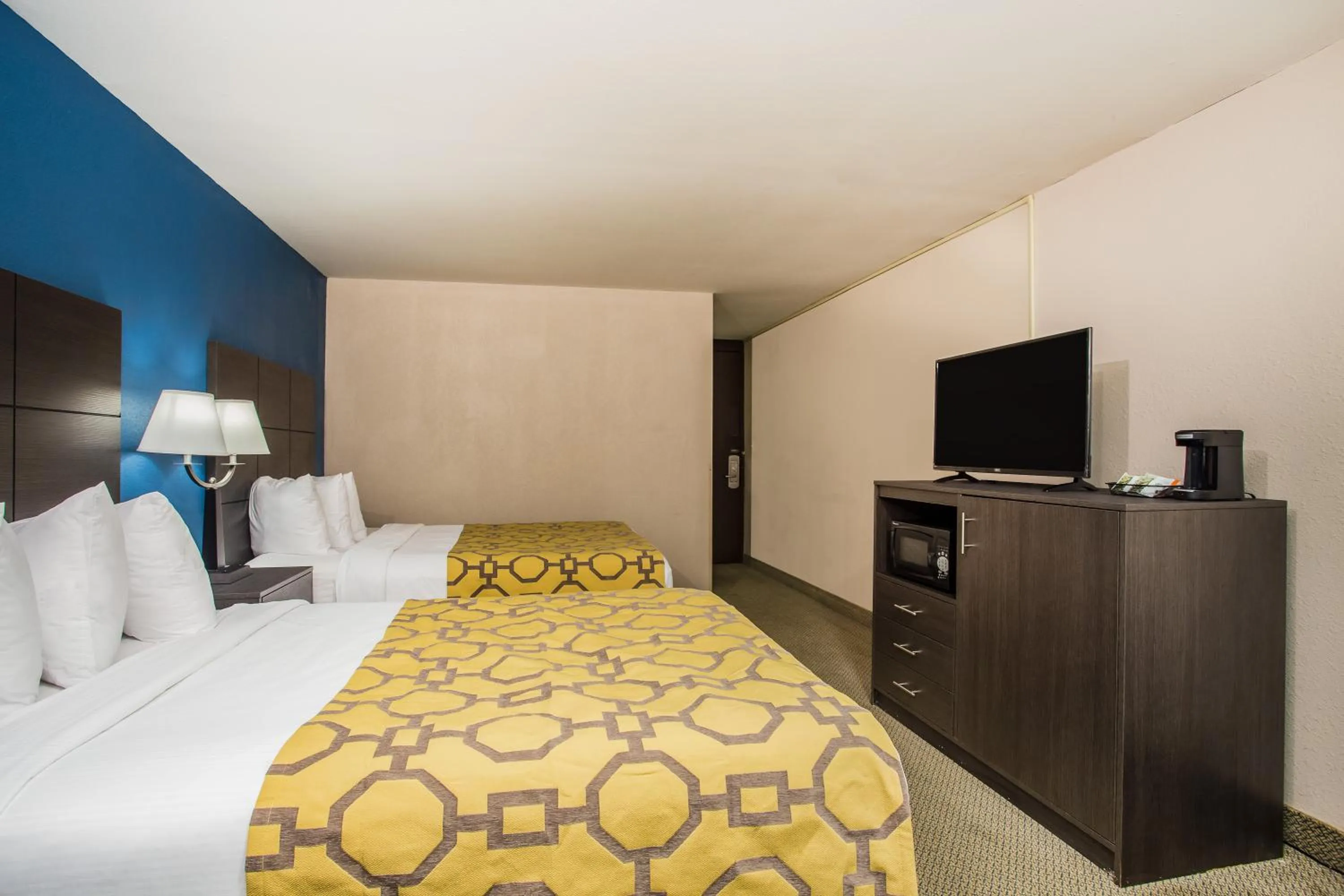 Photo of the whole room, Bed in Baymont by Wyndham Appleton