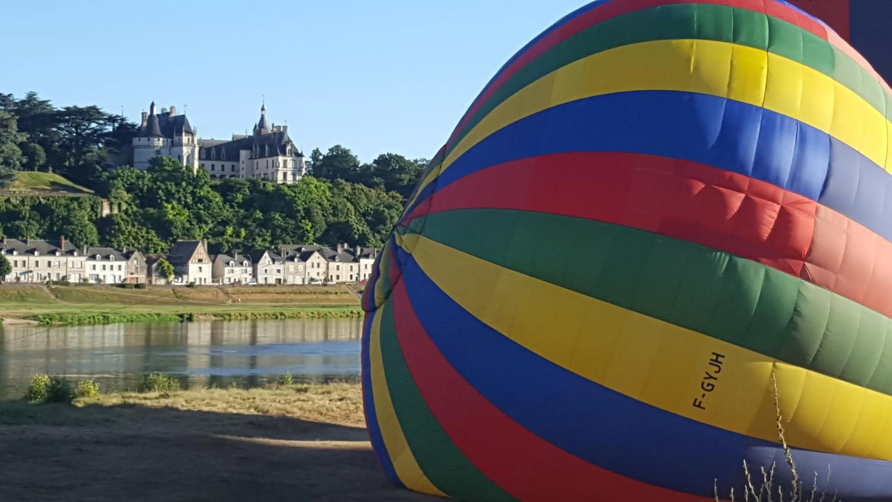 Entertainment in closerie des laudieres