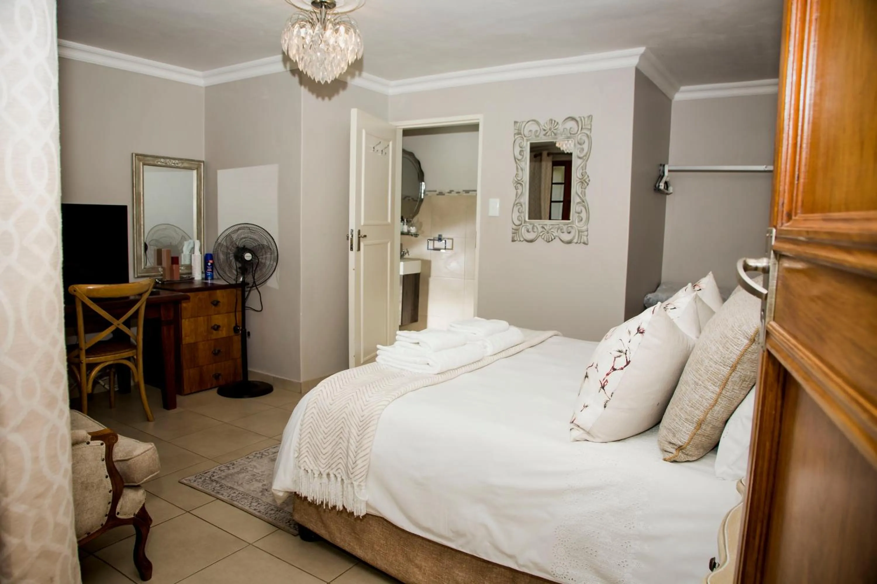 Property building, Bed in La Vida Luka - Luxury Guesthouse