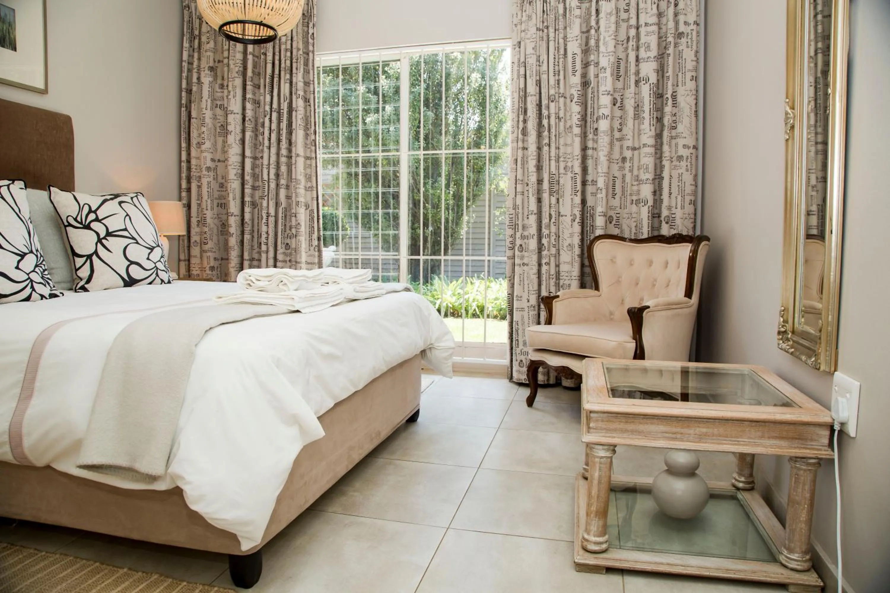 Property building, Bed in La Vida Luka - Luxury Guesthouse