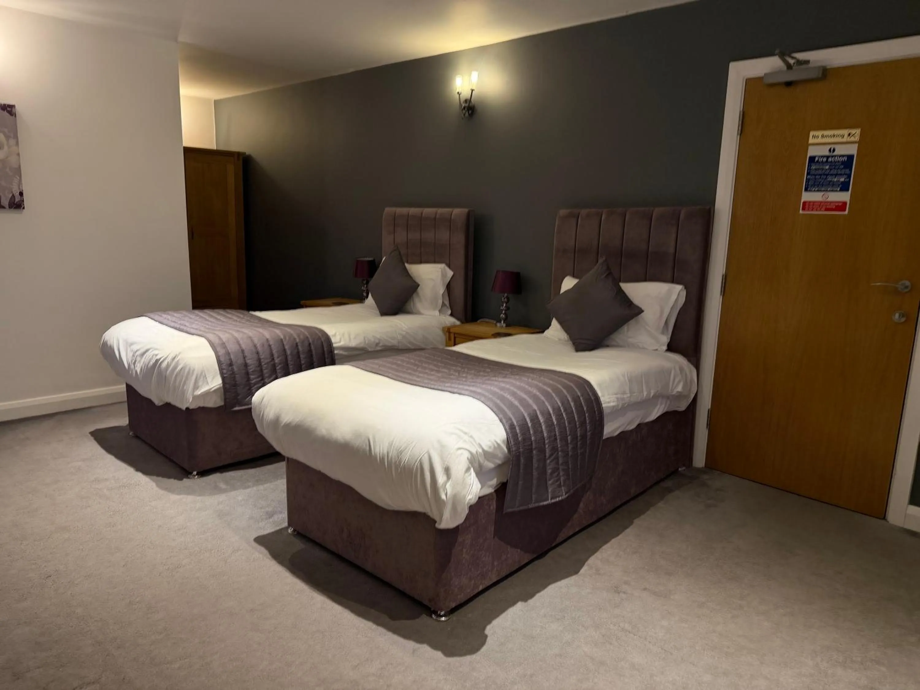 Photo of the whole room, Bed in Charnock Farm