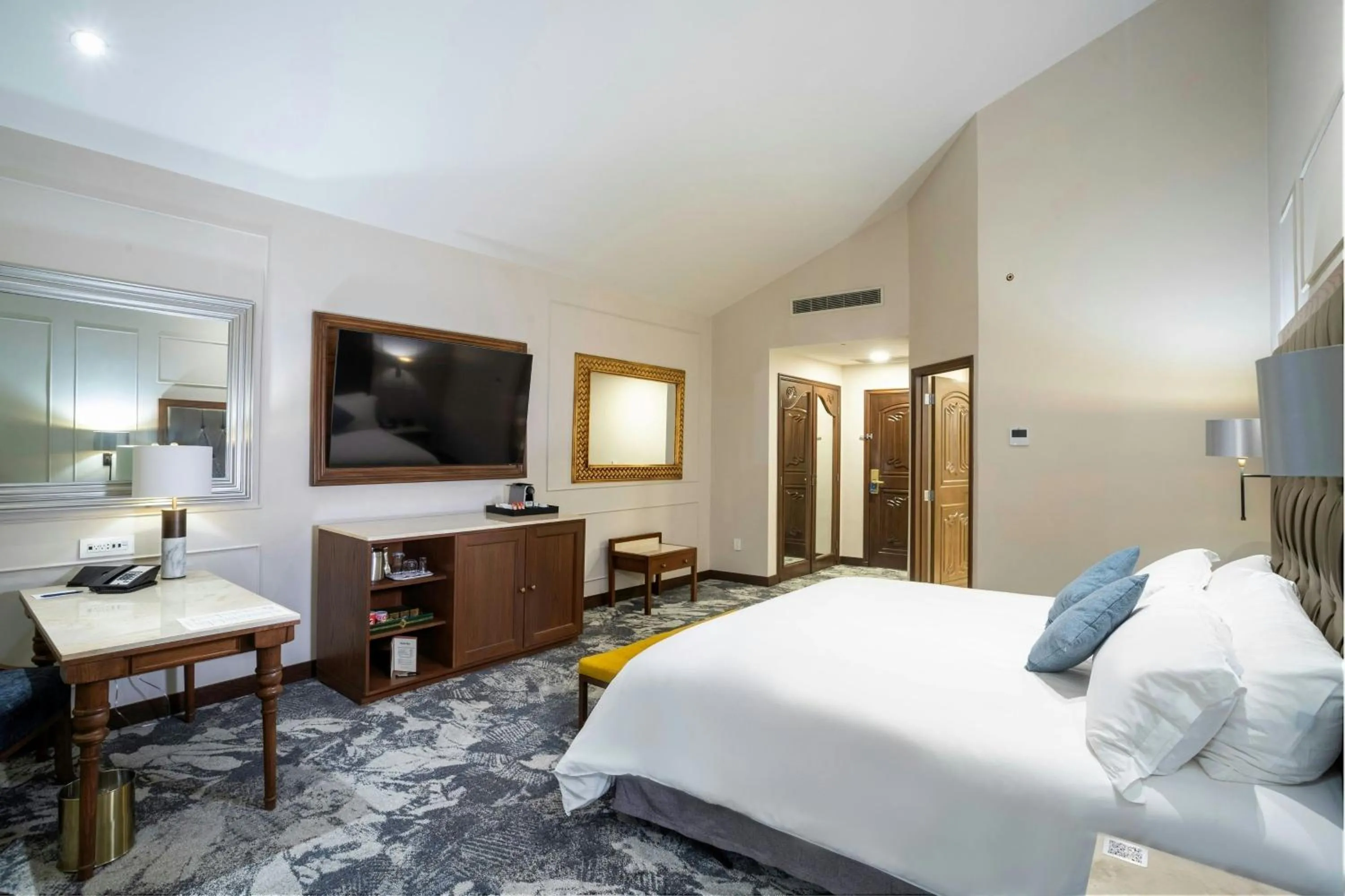Photo of the whole room, Bed in Casa Mayor Saltillo, Hotel Hacienda