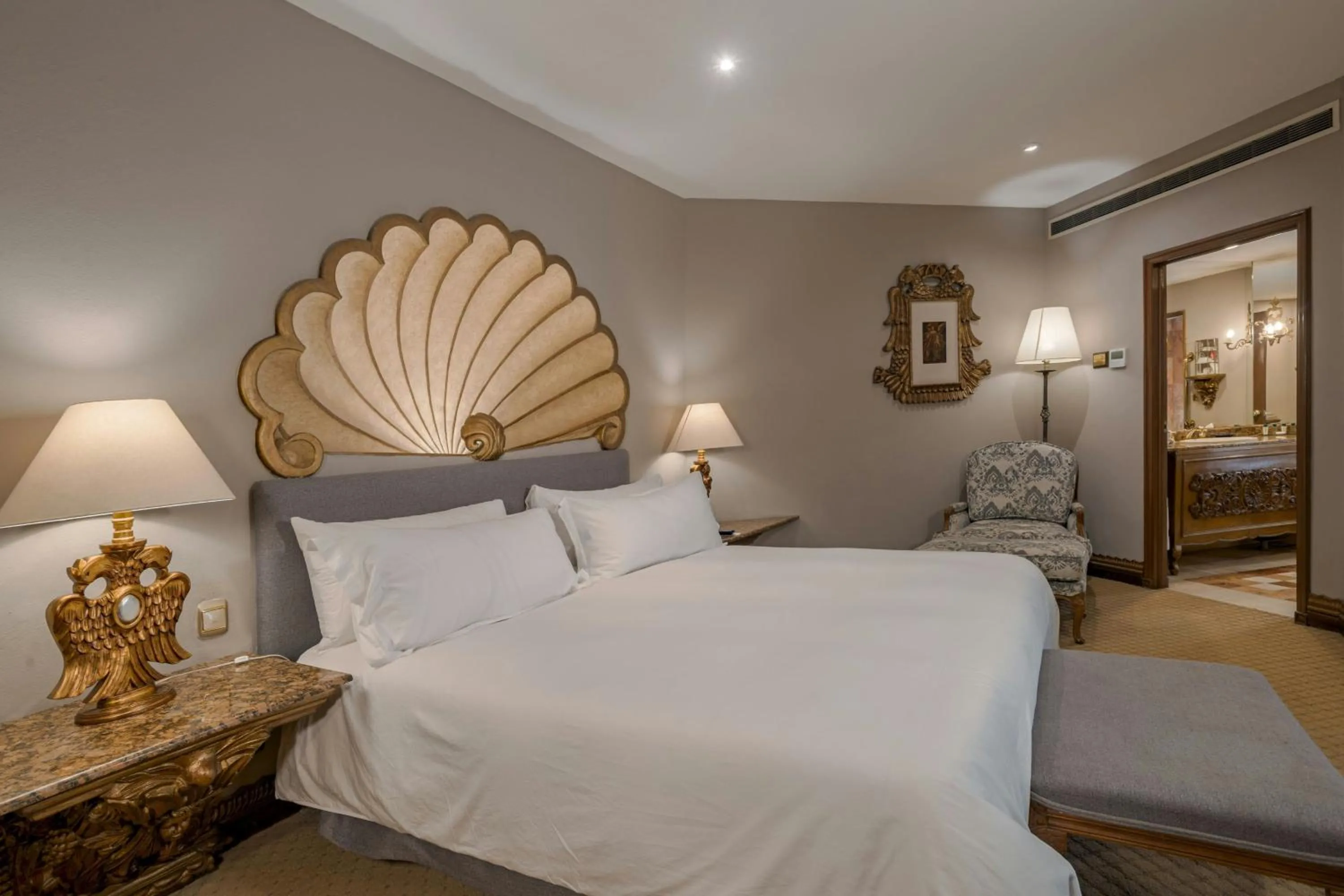 Photo of the whole room, Bed in Casa Mayor Saltillo, Hotel Hacienda