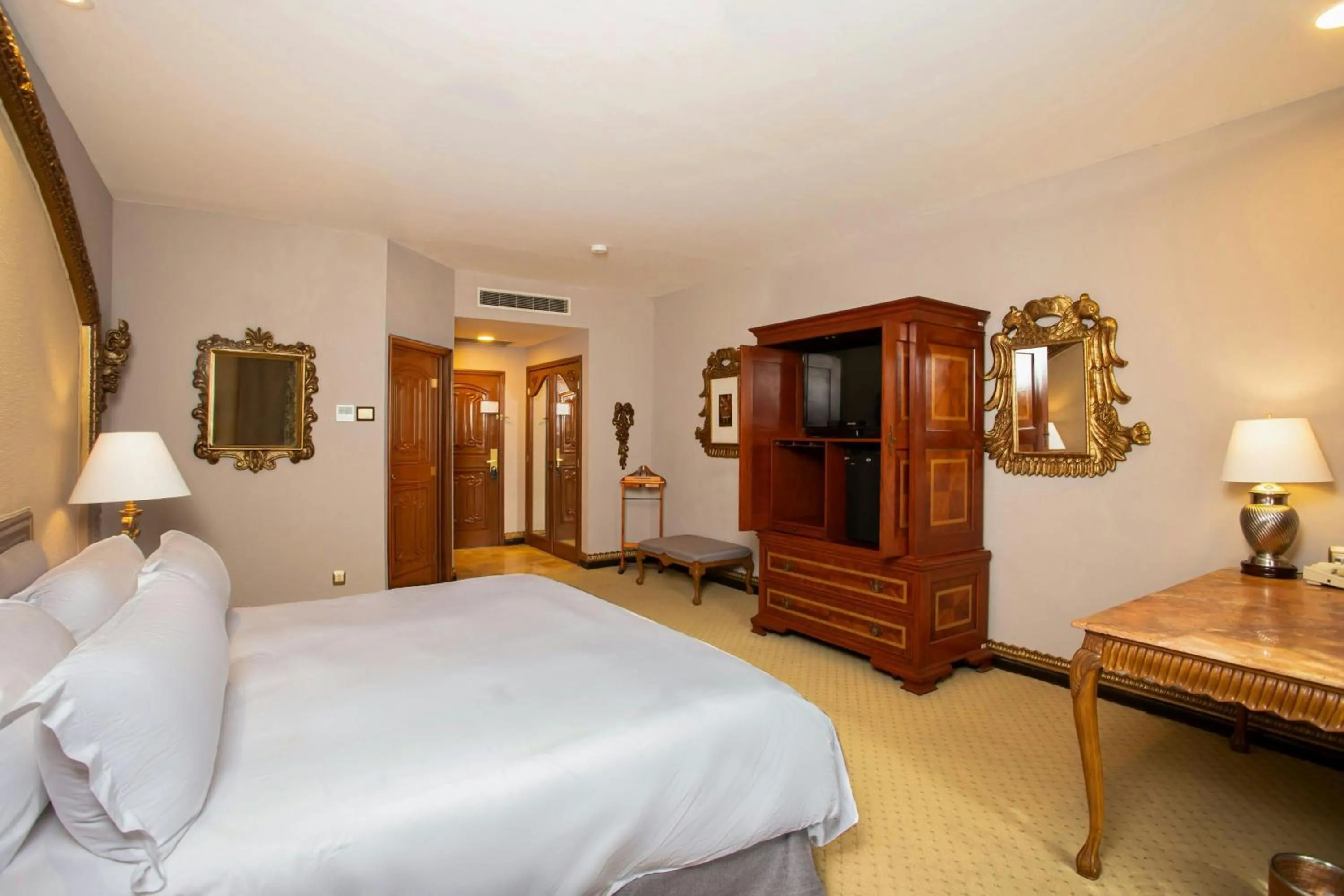 Photo of the whole room, Bed in Casa Mayor Saltillo, Hotel Hacienda