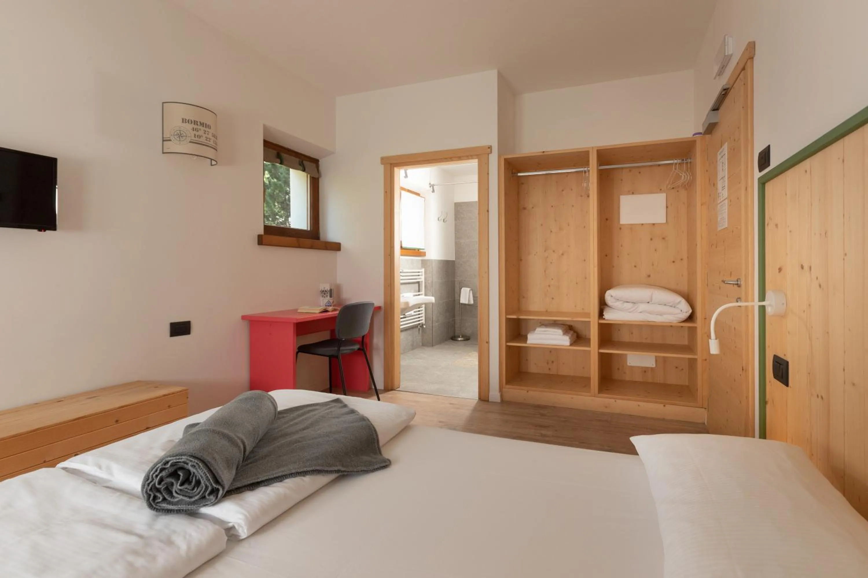 Bathroom, Bed in Ostello Alpino