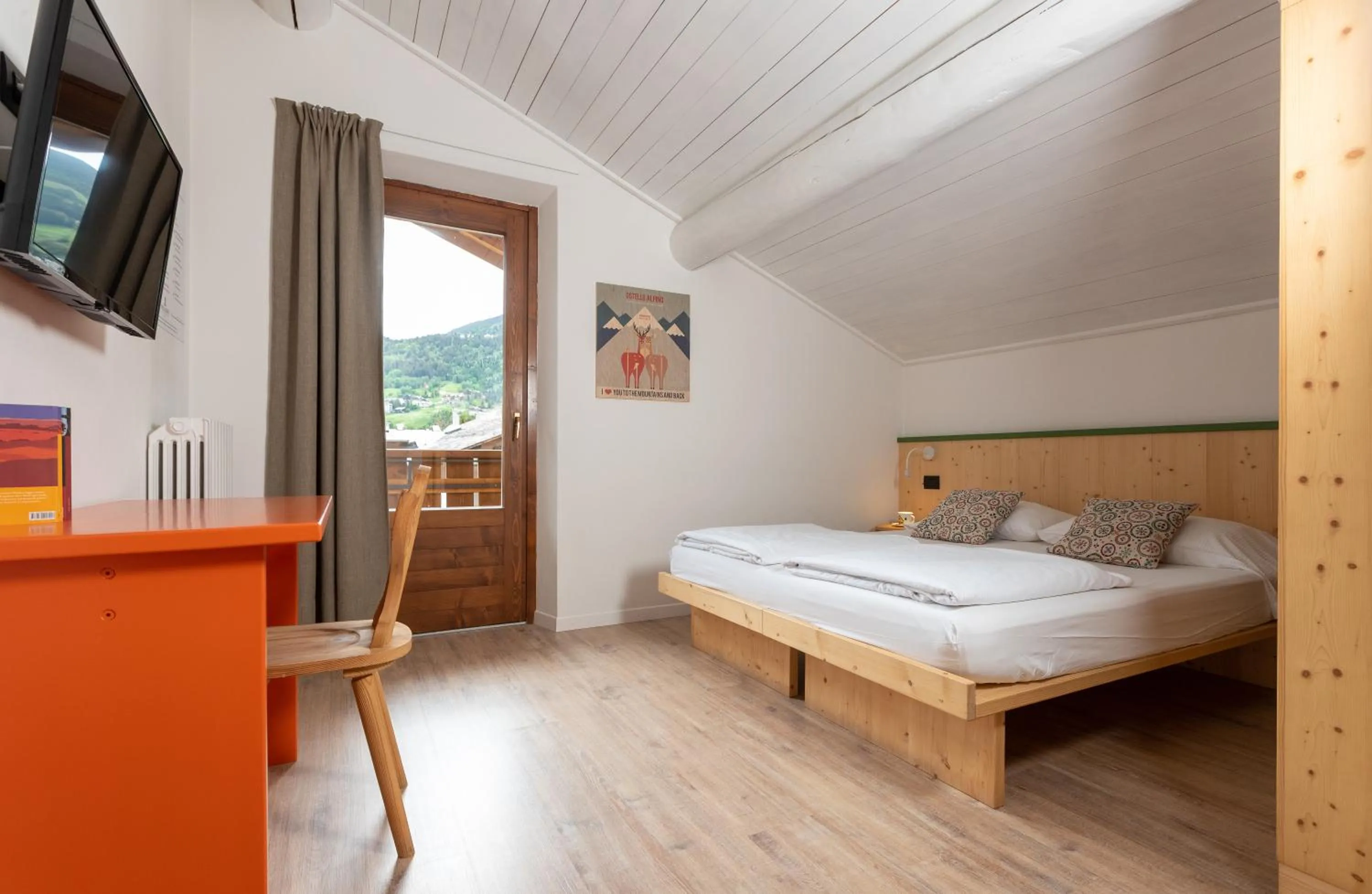 TV and multimedia, Bed in Ostello Alpino