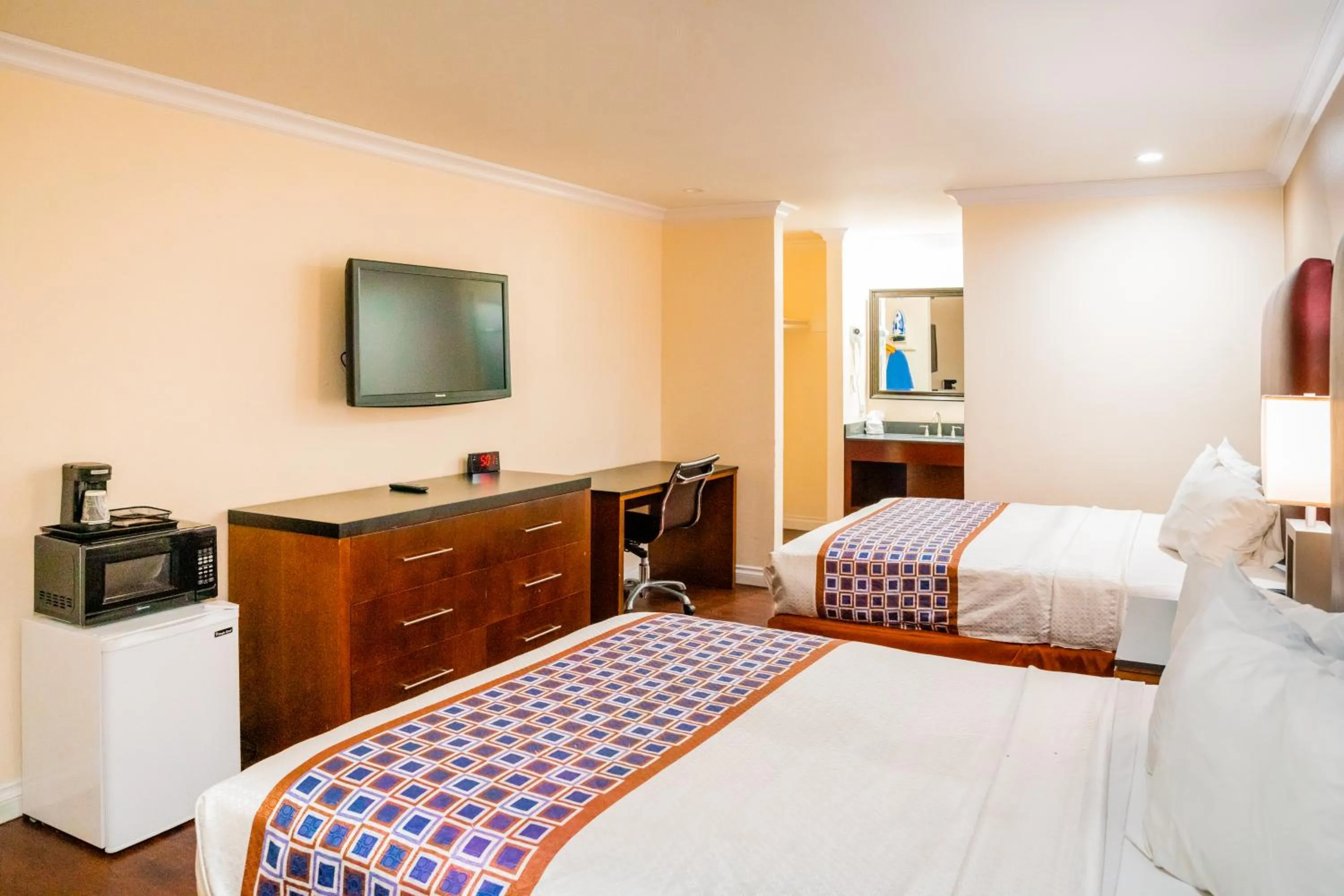 Bed in Gateway Inn Gardena Los Angeles South