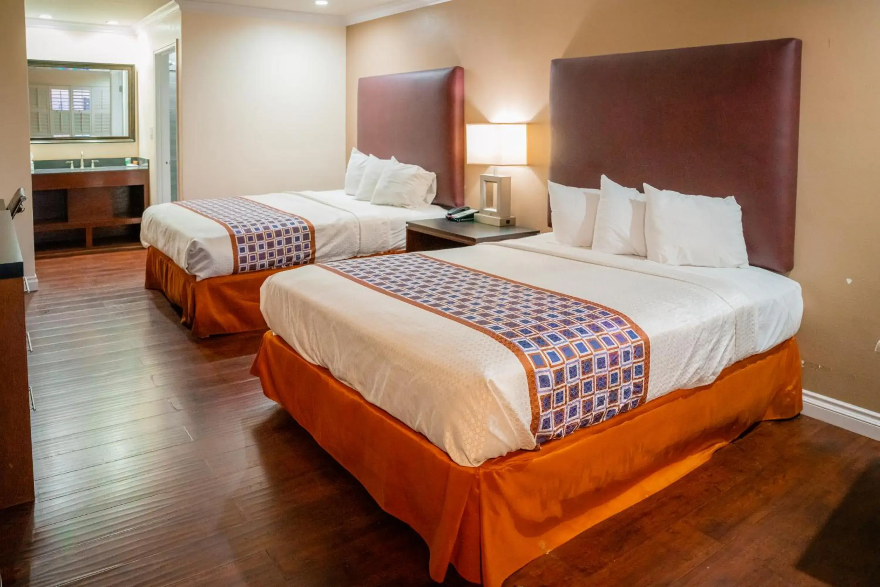 Queen Room with Two Queen Beds - Non-Smoking in Gateway Inn Gardena Los Angeles South Queen Room with Two Queen Beds - Non-Smoking in Gateway Inn Gardena Los Angeles South